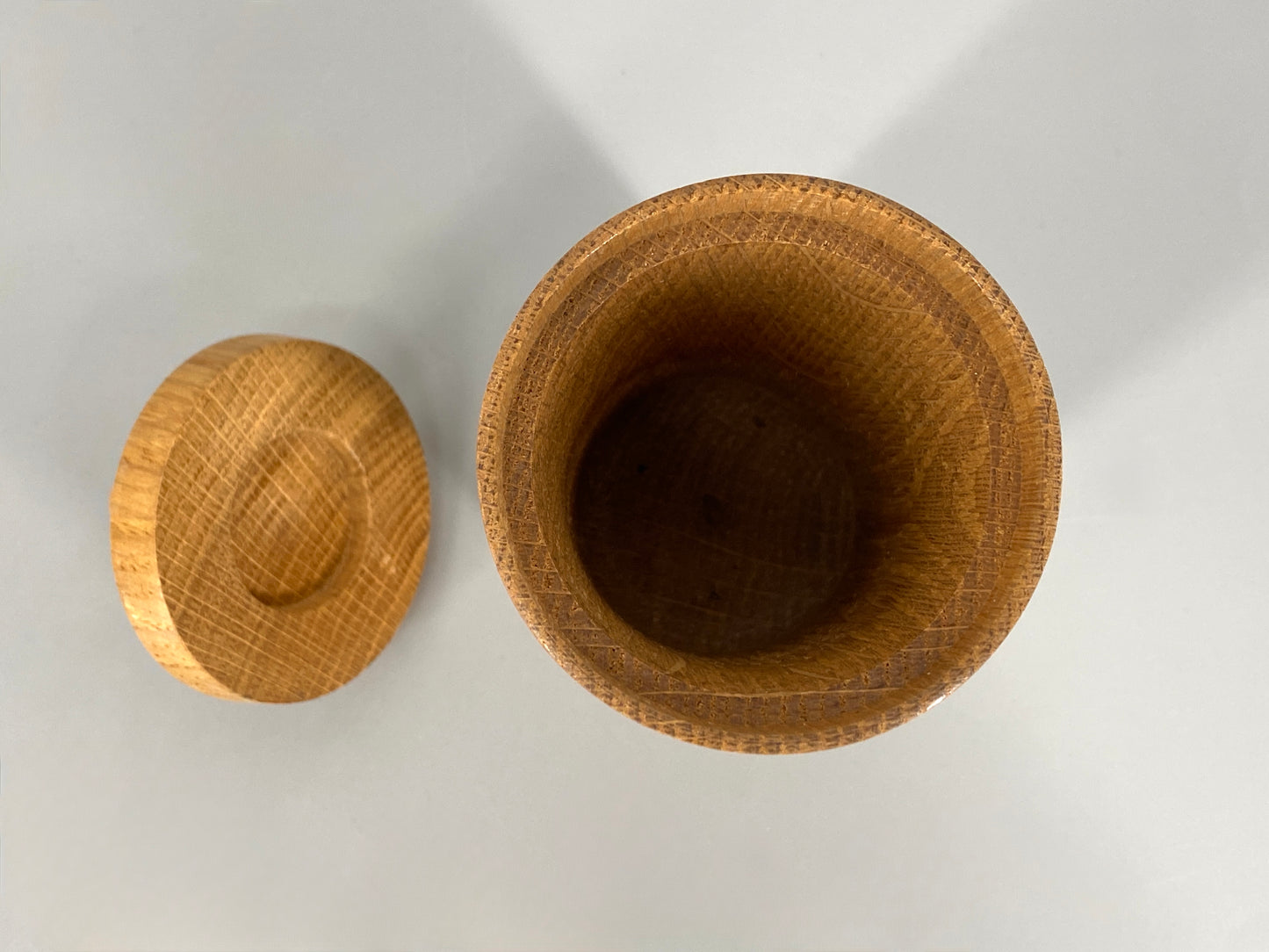 Zylindrische Holzdose aus Eiche