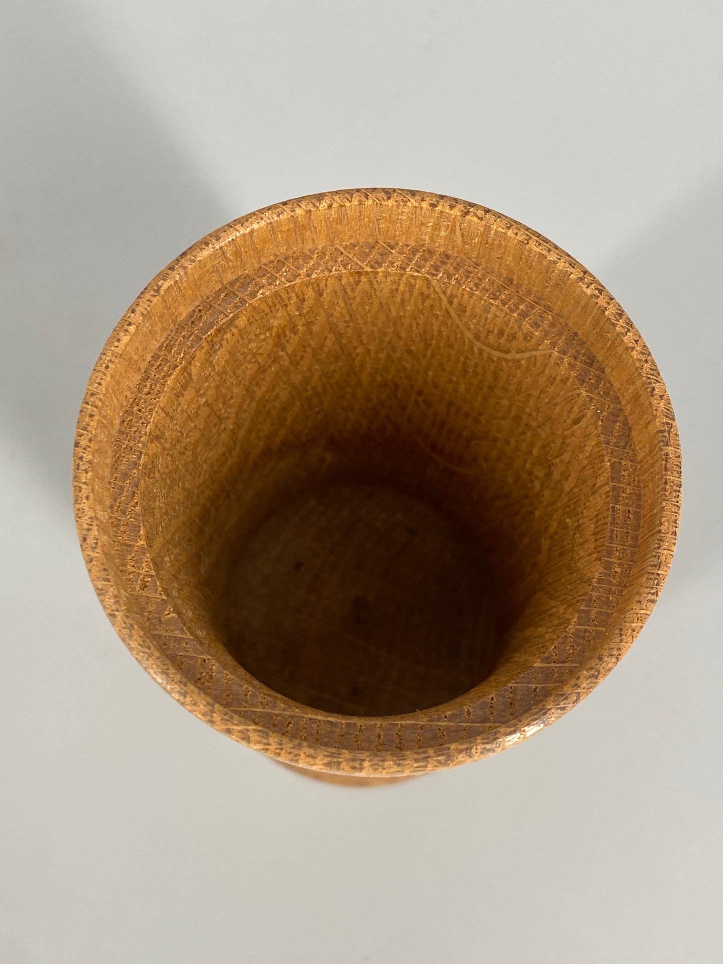 Zylindrische Holzdose aus Eiche