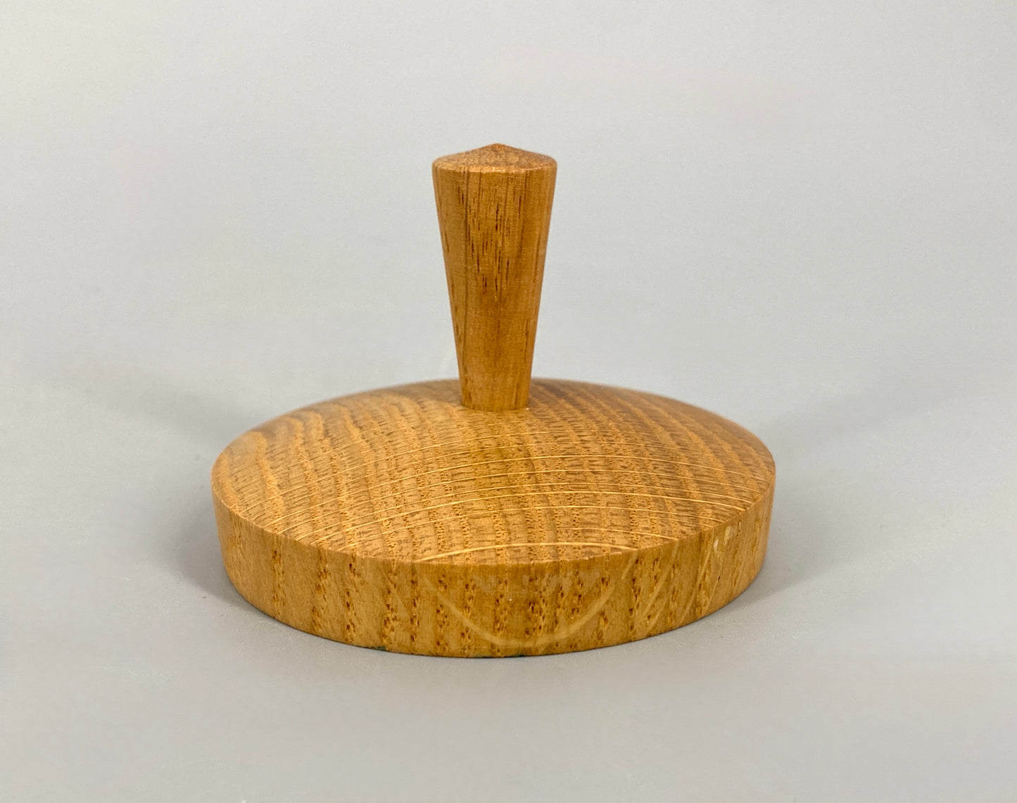 Zylindrische Holzdose aus Eiche
