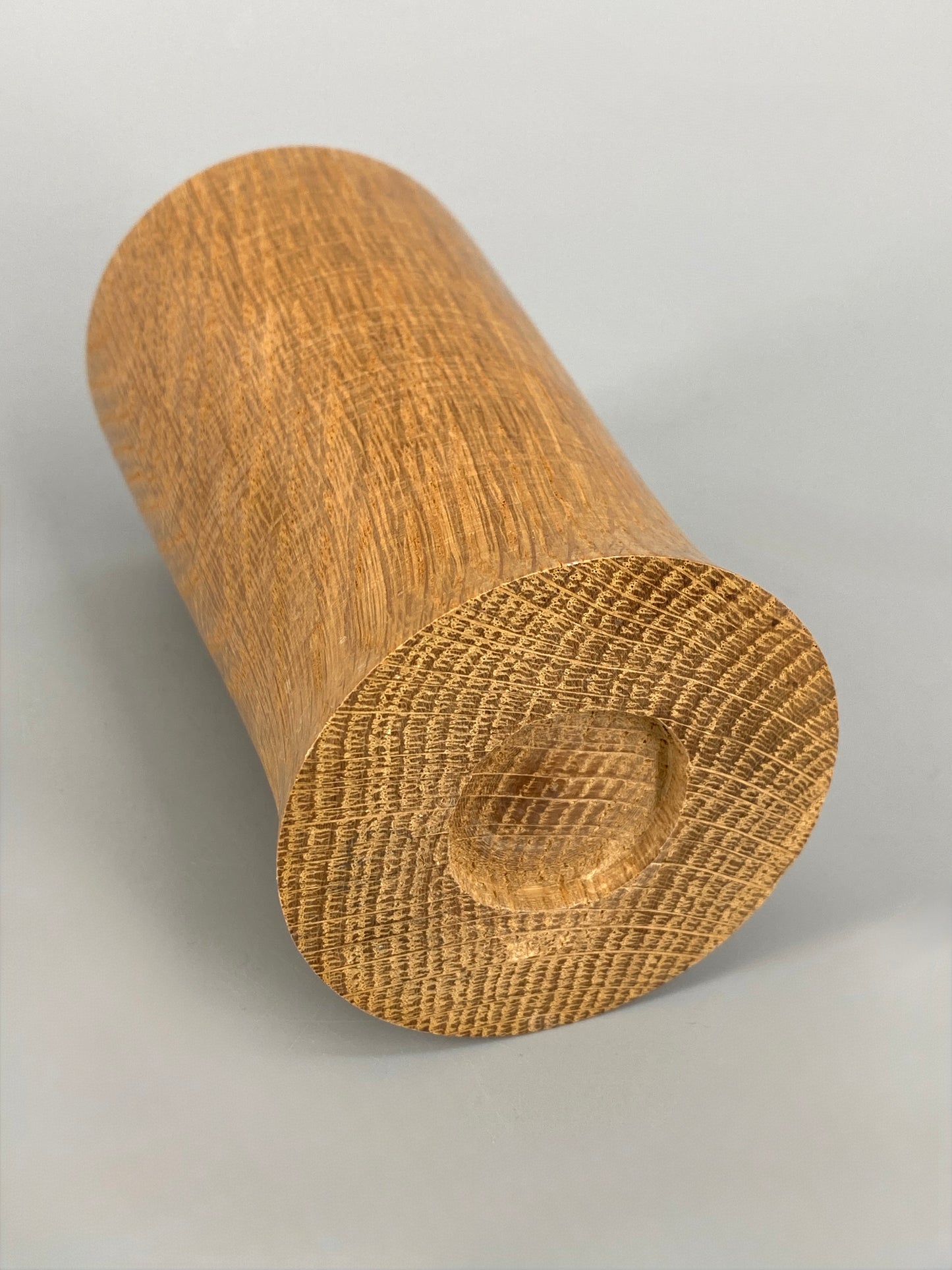 Zylindrische Holzdose aus Eiche