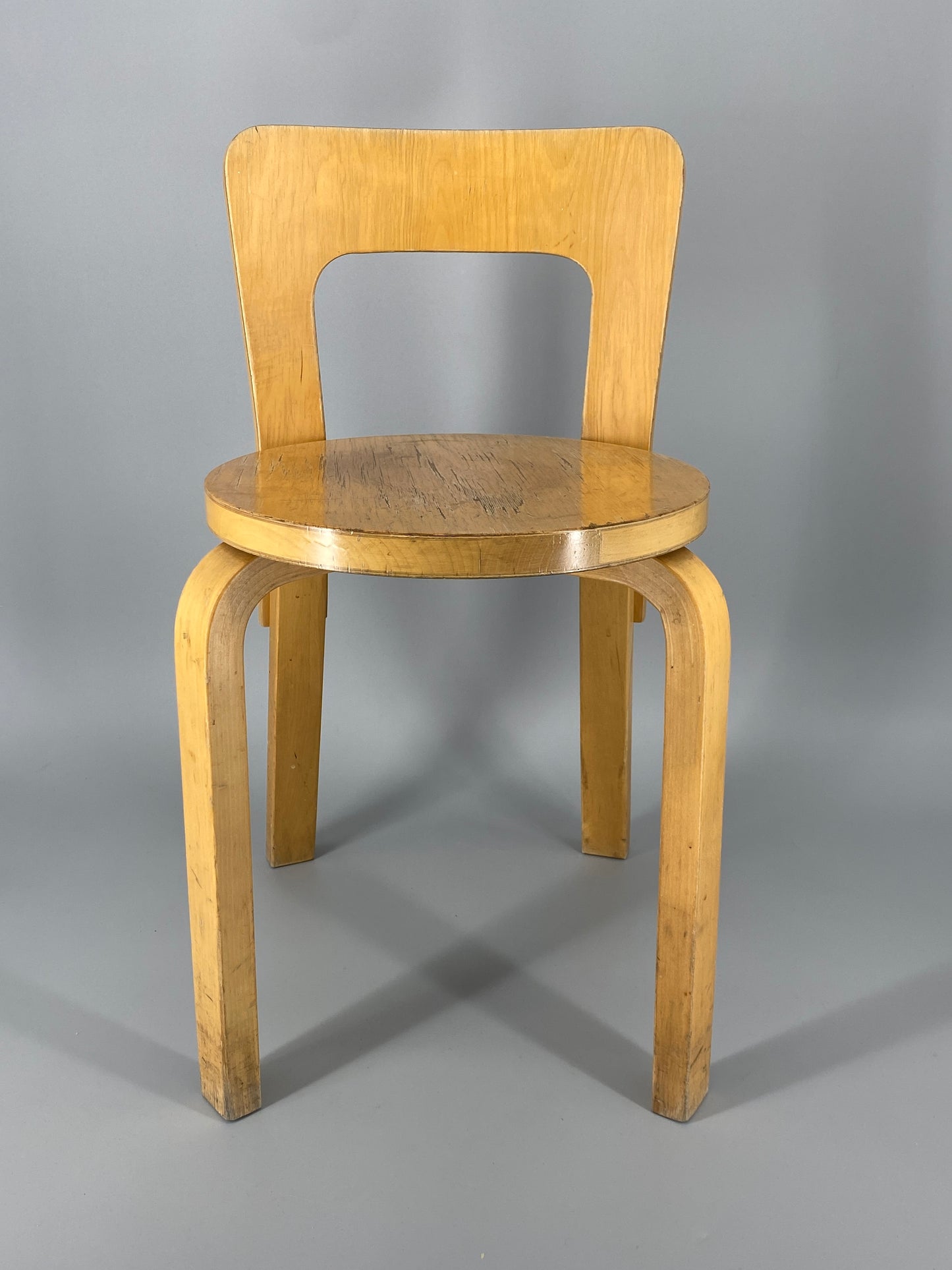 Stuhl "65" von Alvar Aalto aus dem Jahr 1935, hergestellt von Artek #2