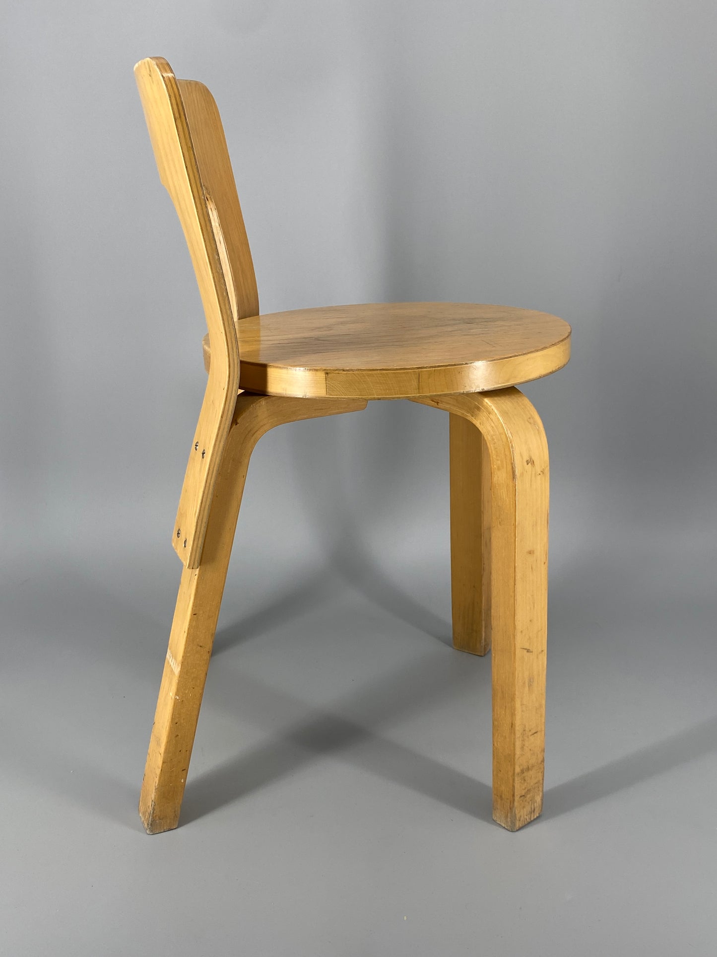 Stuhl "65" von Alvar Aalto aus dem Jahr 1935, hergestellt von Artek #2