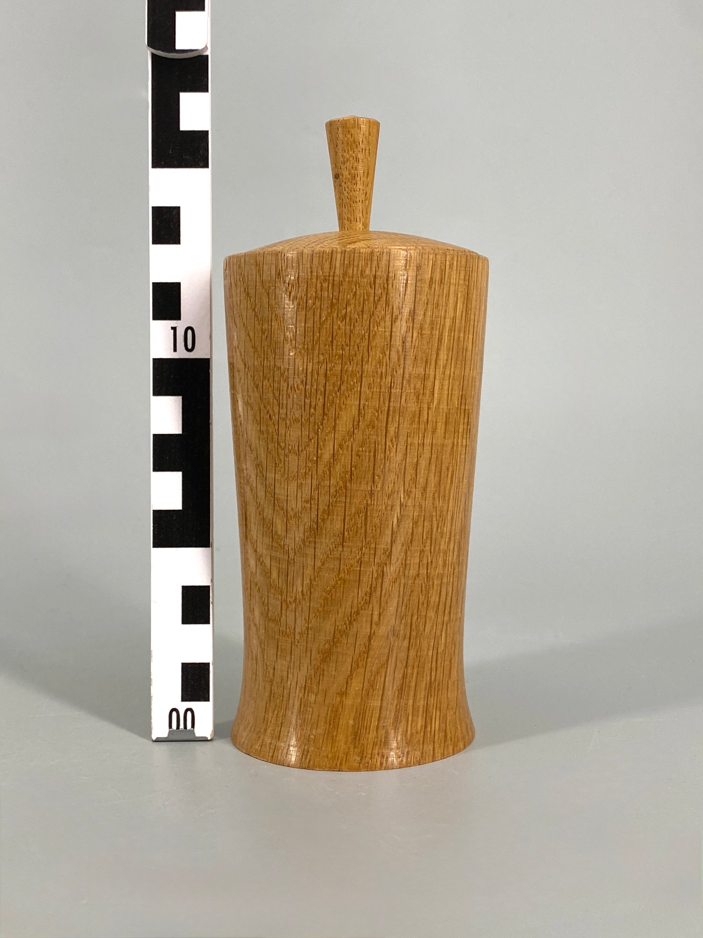 Zylindrische Holzdose aus Eiche