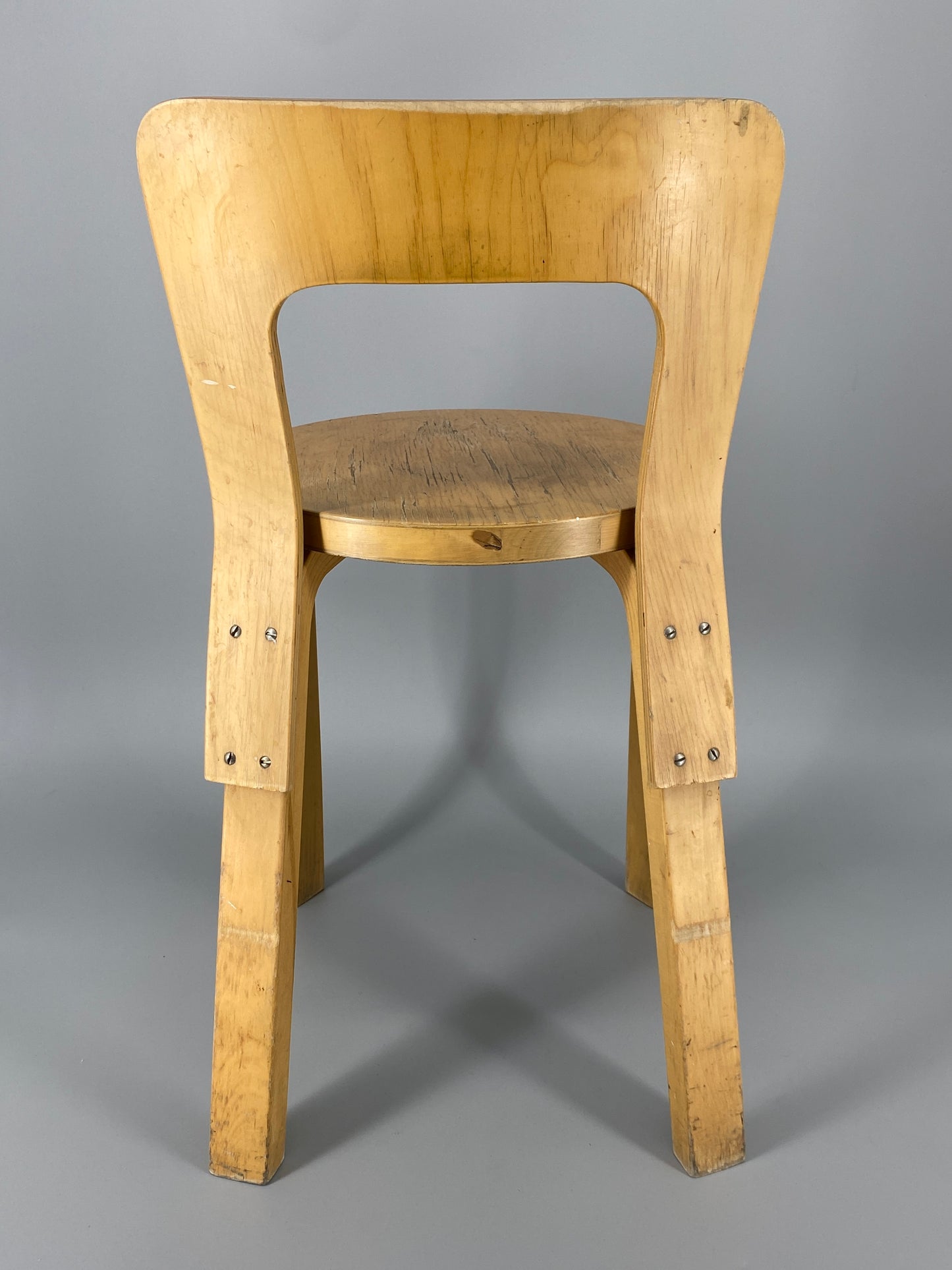 Stuhl "65" von Alvar Aalto aus dem Jahr 1935, hergestellt von Artek #2