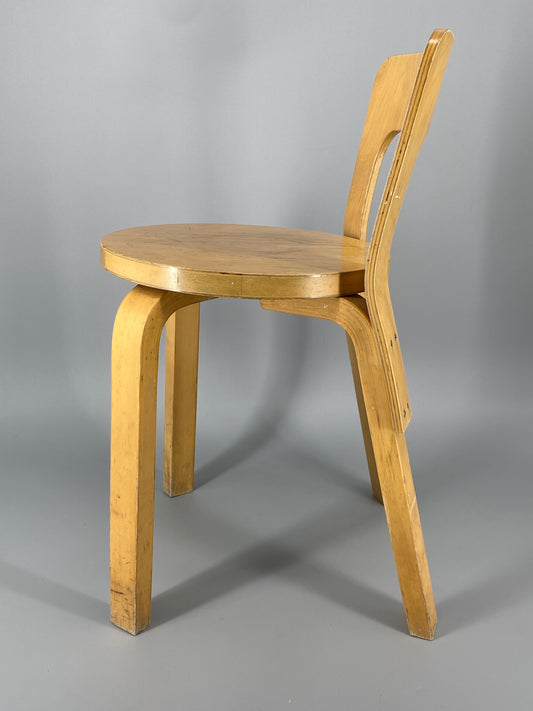 Stuhl "65" von Alvar Aalto aus dem Jahr 1935, hergestellt von Artek #2
