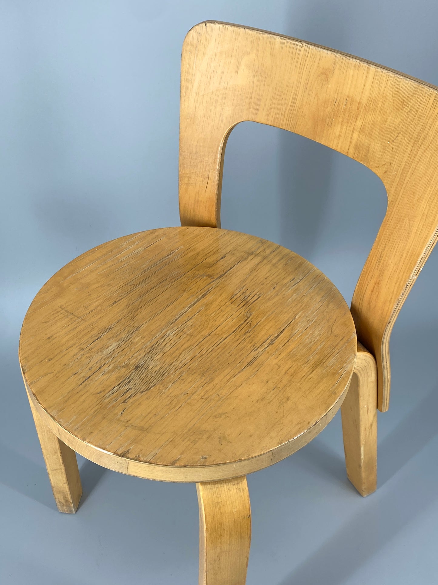 Stuhl "65" von Alvar Aalto aus dem Jahr 1935, hergestellt von Artek #2