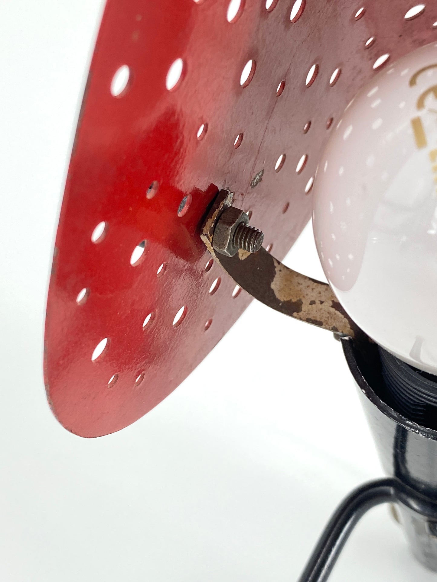 Tischlampe mit perforiertem Schirm von Ernest Igl für Hillebrand, 50er