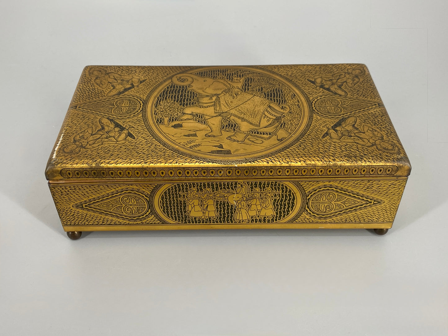 Vintage Schatulle aus Stahlblech und Holz in Messingoptik mit Motiven aus Indien