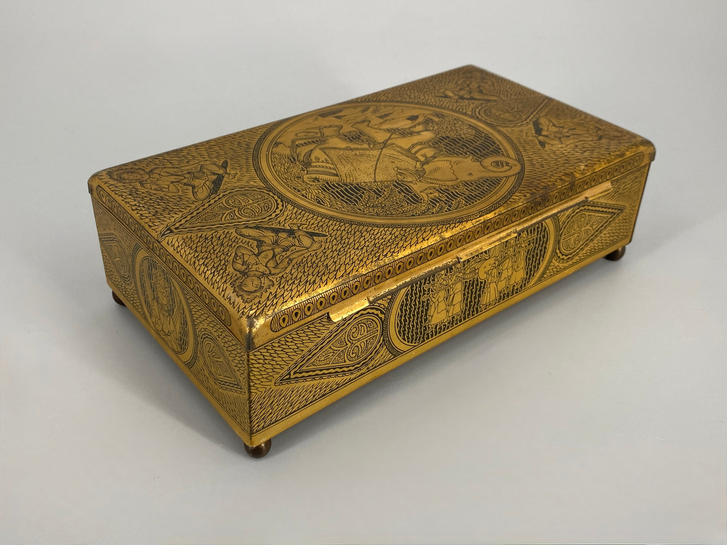 Vintage Schatulle aus Stahlblech und Holz in Messingoptik mit Motiven aus Indien