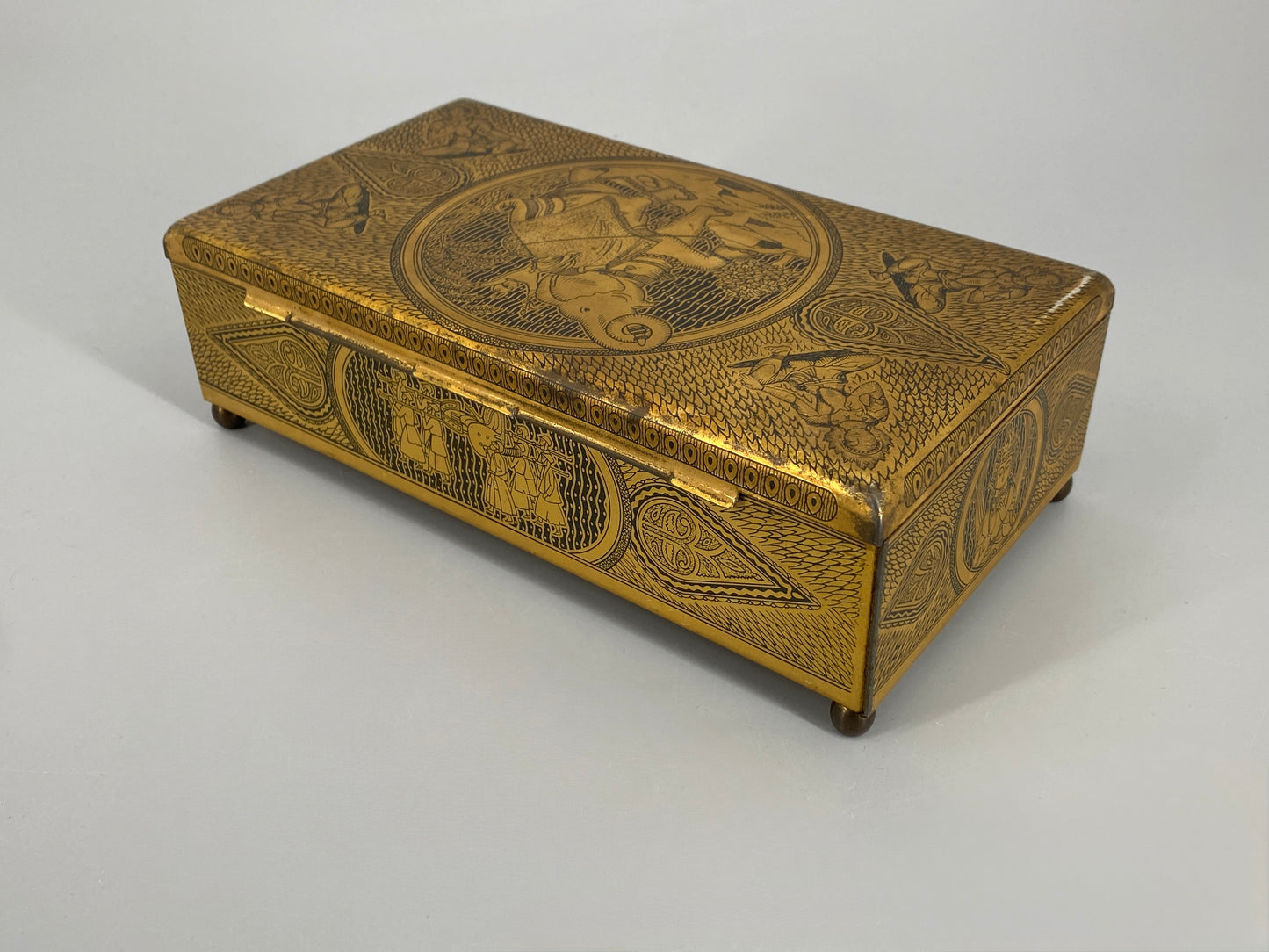 Vintage Schatulle aus Stahlblech und Holz in Messingoptik mit Motiven aus Indien