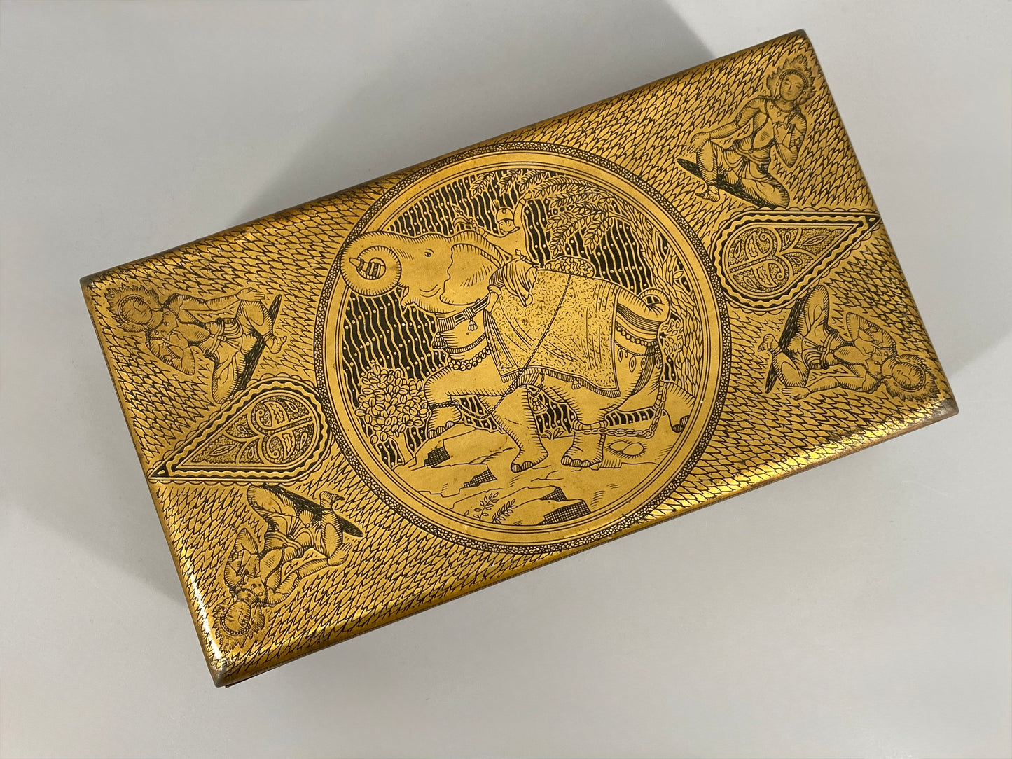 Vintage Schatulle aus Stahlblech und Holz in Messingoptik mit Motiven aus Indien