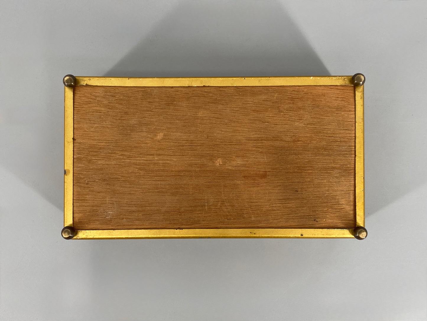 Vintage Schatulle aus Stahlblech und Holz in Messingoptik mit Motiven aus Indien