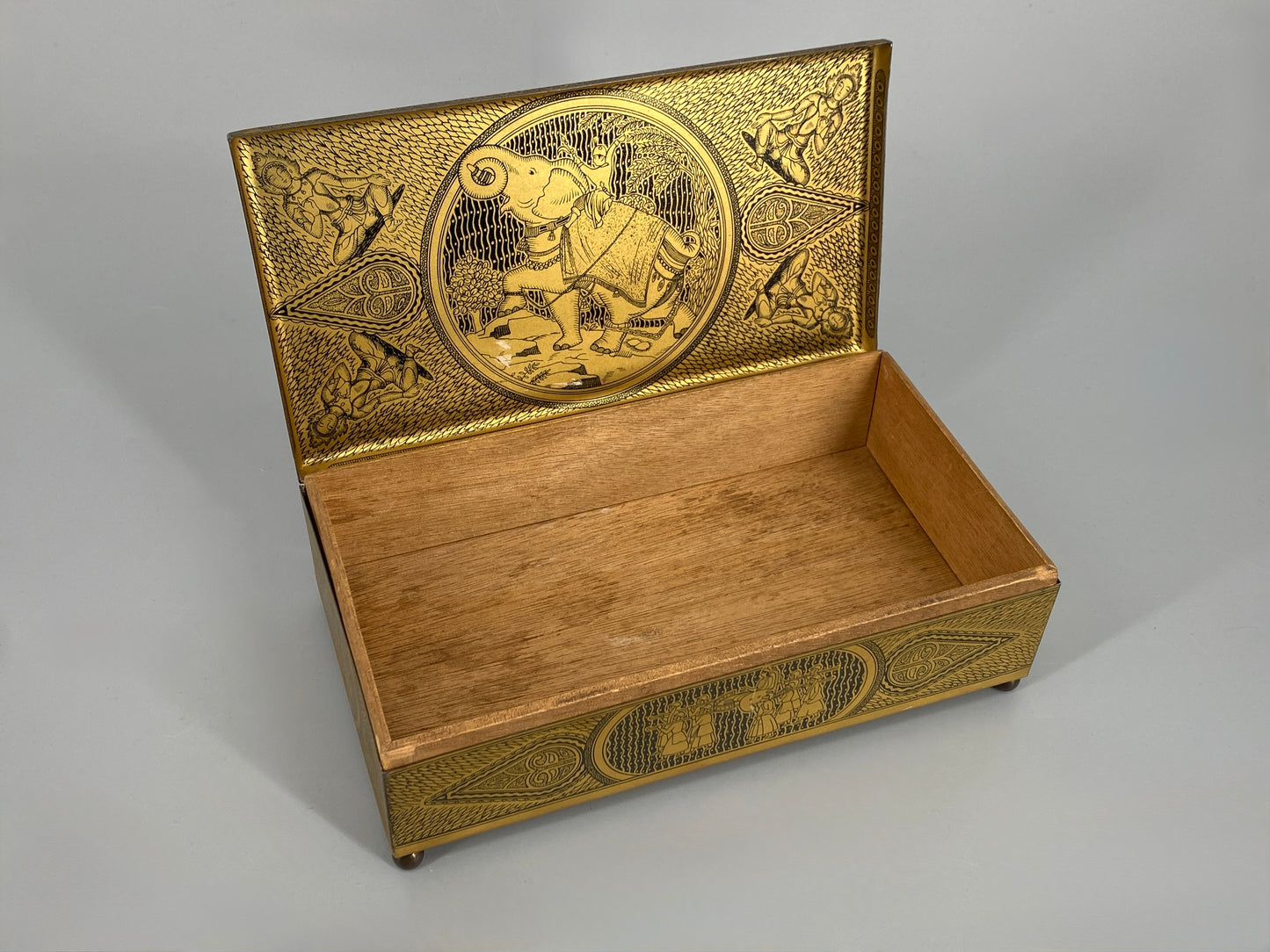 Vintage Schatulle aus Stahlblech und Holz in Messingoptik mit Motiven aus Indien