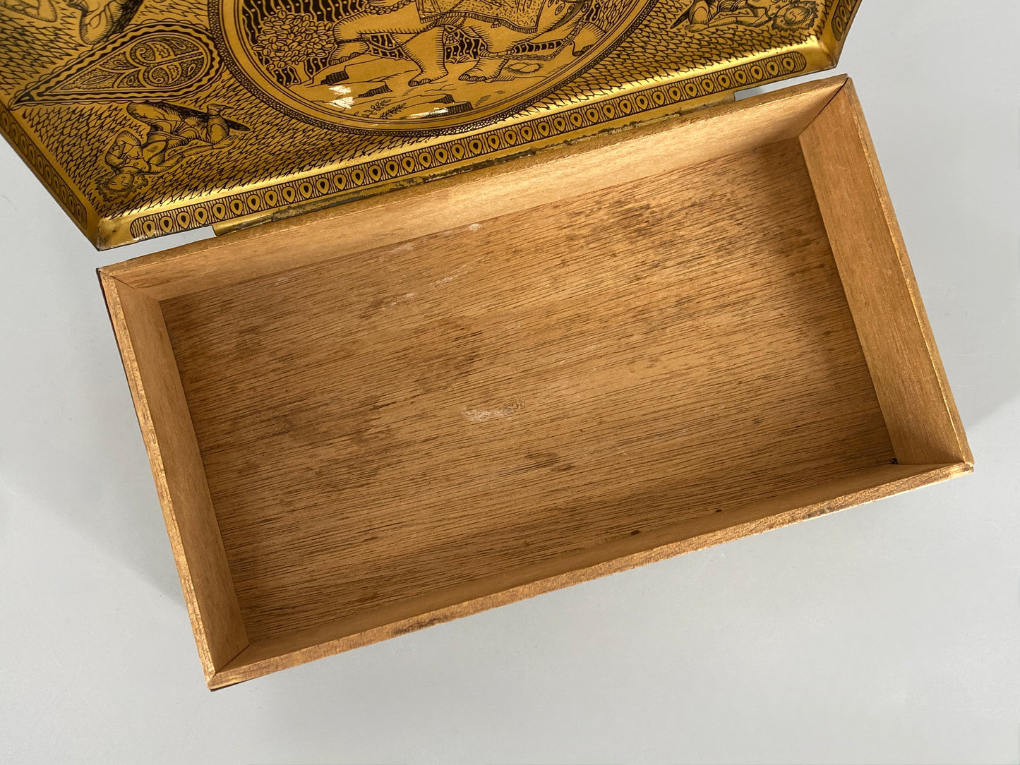 Vintage Schatulle aus Stahlblech und Holz in Messingoptik mit Motiven aus Indien
