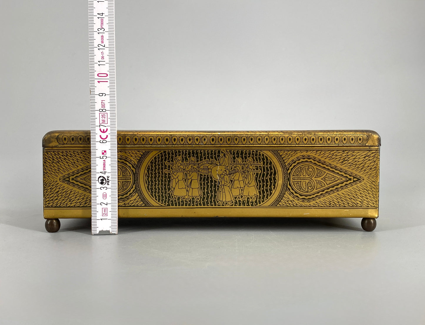 Vintage Schatulle aus Stahlblech und Holz in Messingoptik mit Motiven aus Indien