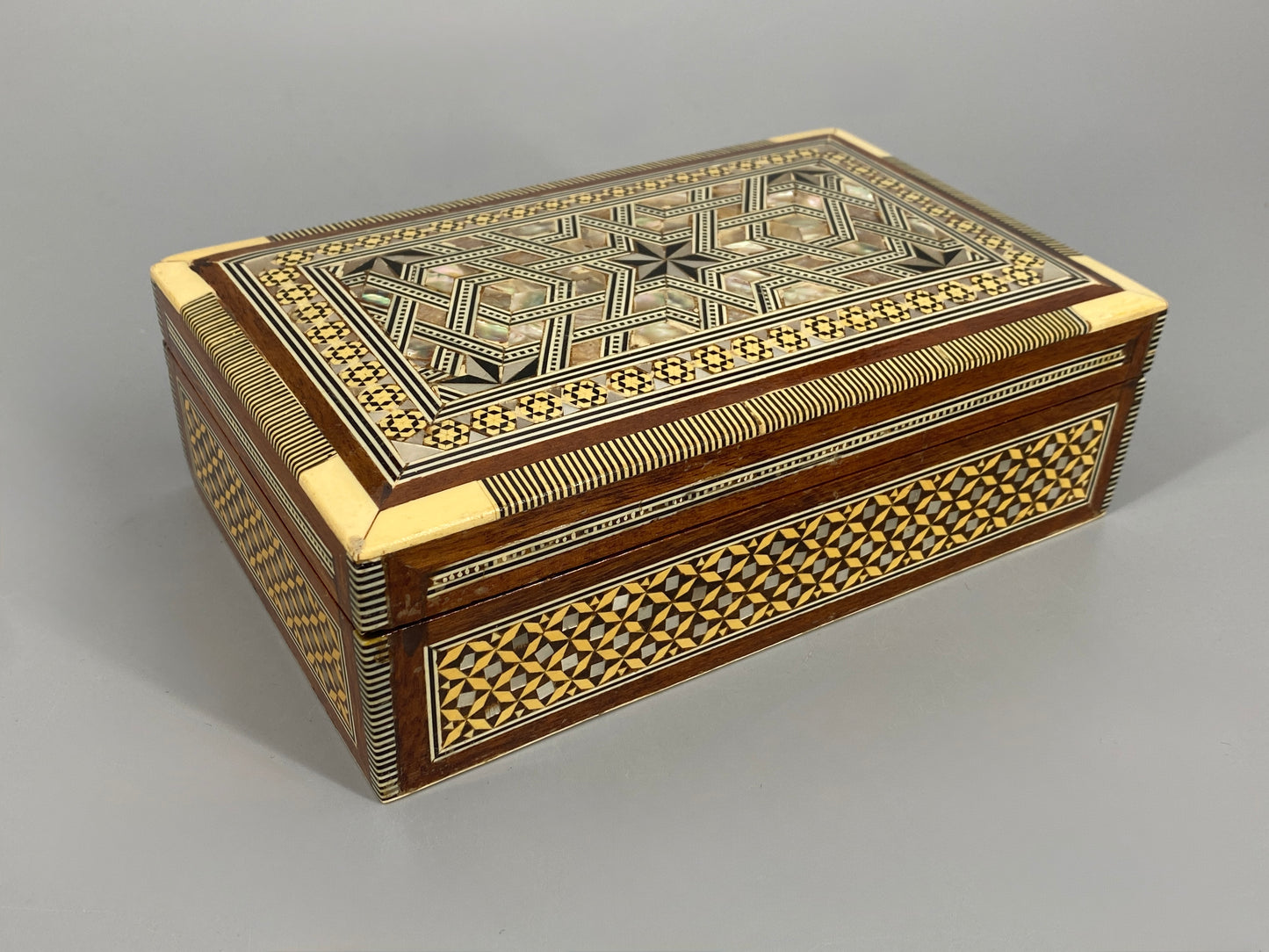 Zigarettenschatulle aus Massivholz mit Einlegearbeit von Perlmutt, Ägypten