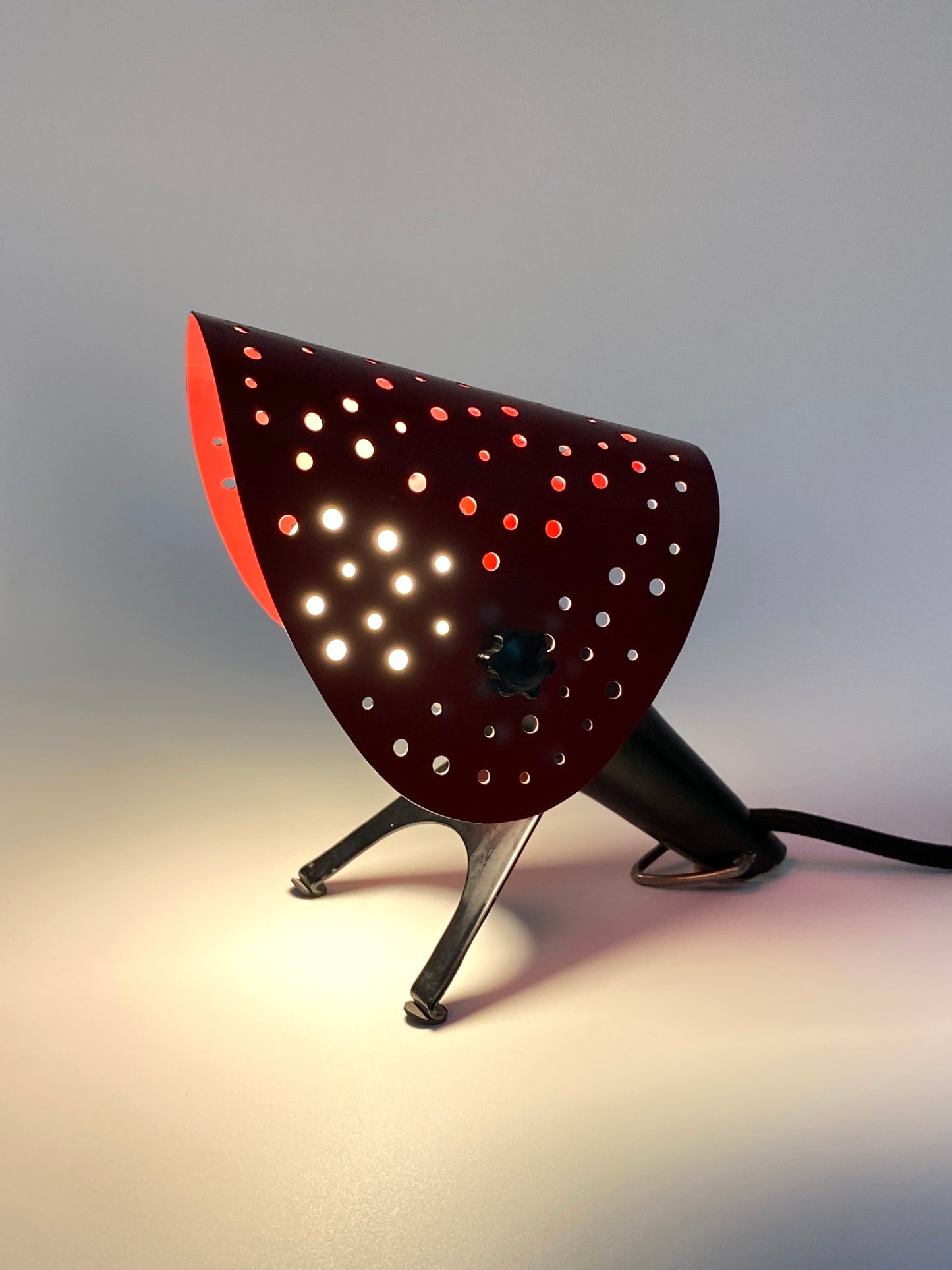 Tischlampe mit perforiertem Schirm von Ernest Igl für Hillebrand, 50er