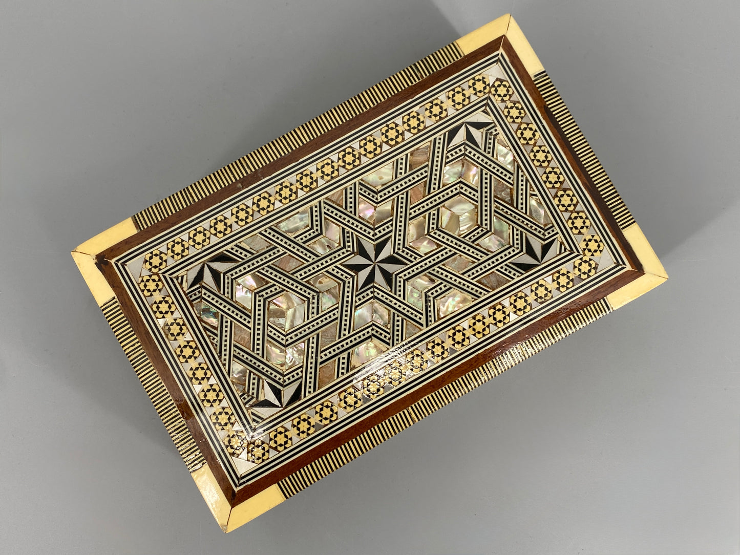 Zigarettenschatulle aus Massivholz mit Einlegearbeit von Perlmutt, Ägypten