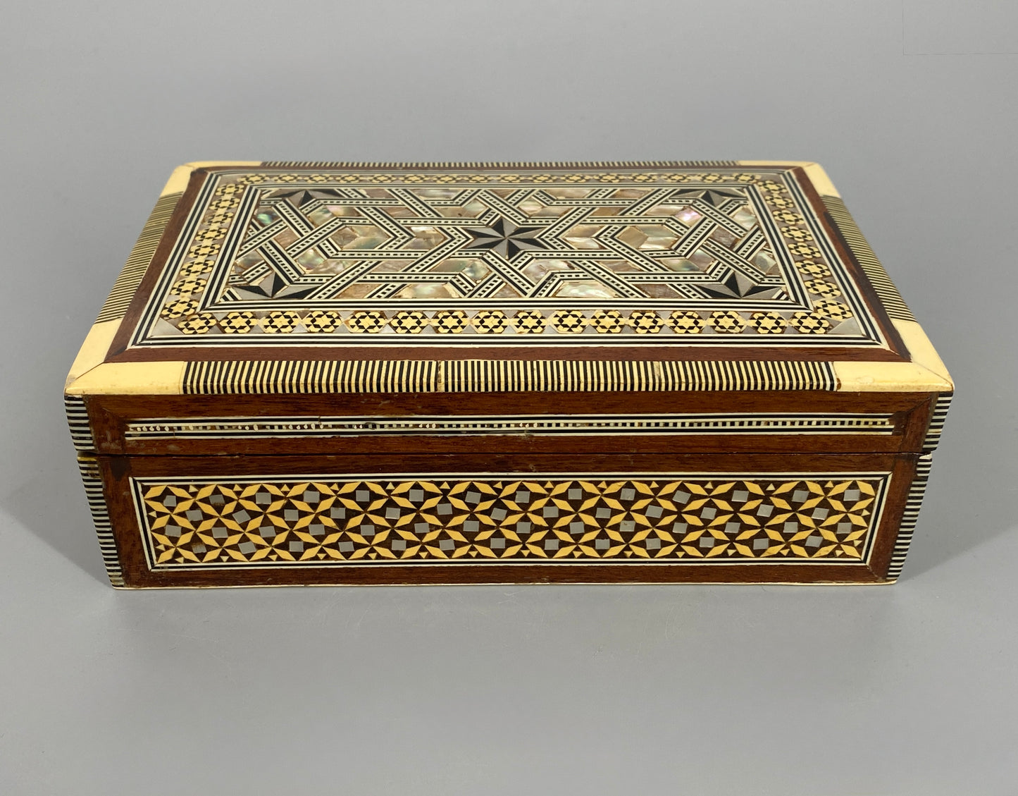 Zigarettenschatulle aus Massivholz mit Einlegearbeit von Perlmutt, Ägypten