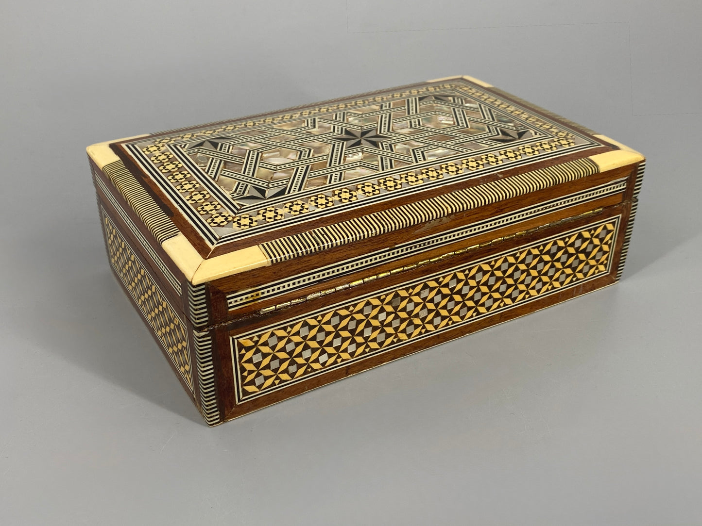Zigarettenschatulle aus Massivholz mit Einlegearbeit von Perlmutt, Ägypten