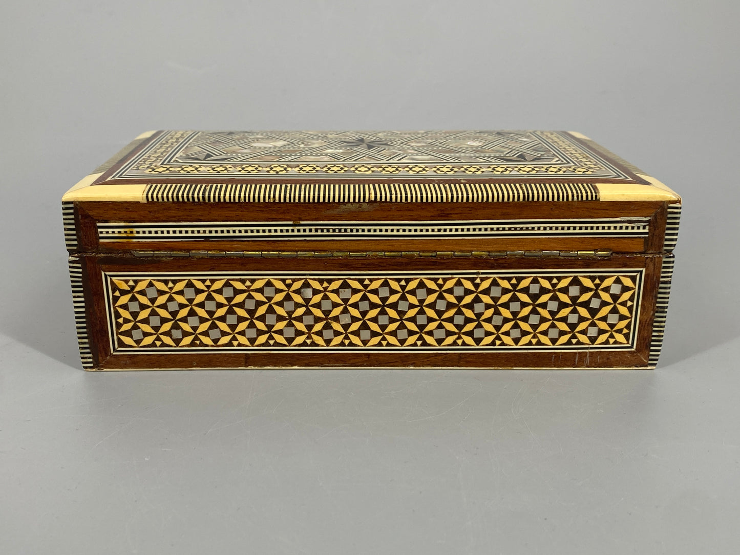 Zigarettenschatulle aus Massivholz mit Einlegearbeit von Perlmutt, Ägypten