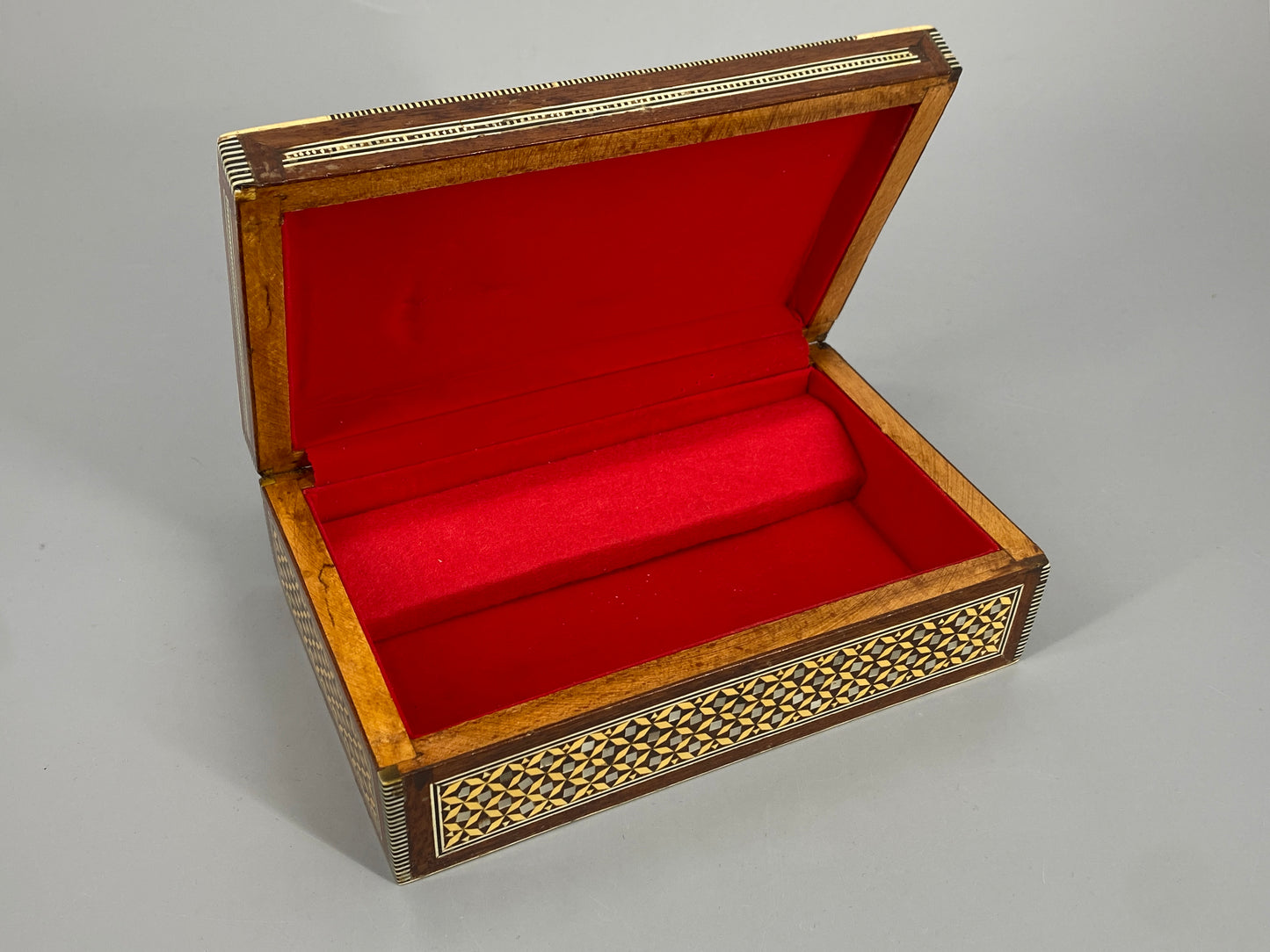 Zigarettenschatulle aus Massivholz mit Einlegearbeit von Perlmutt, Ägypten