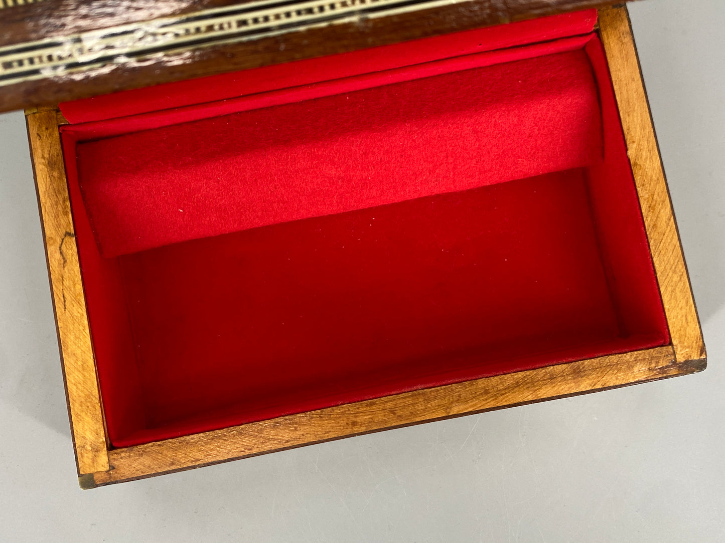 Zigarettenschatulle aus Massivholz mit Einlegearbeit von Perlmutt, Ägypten