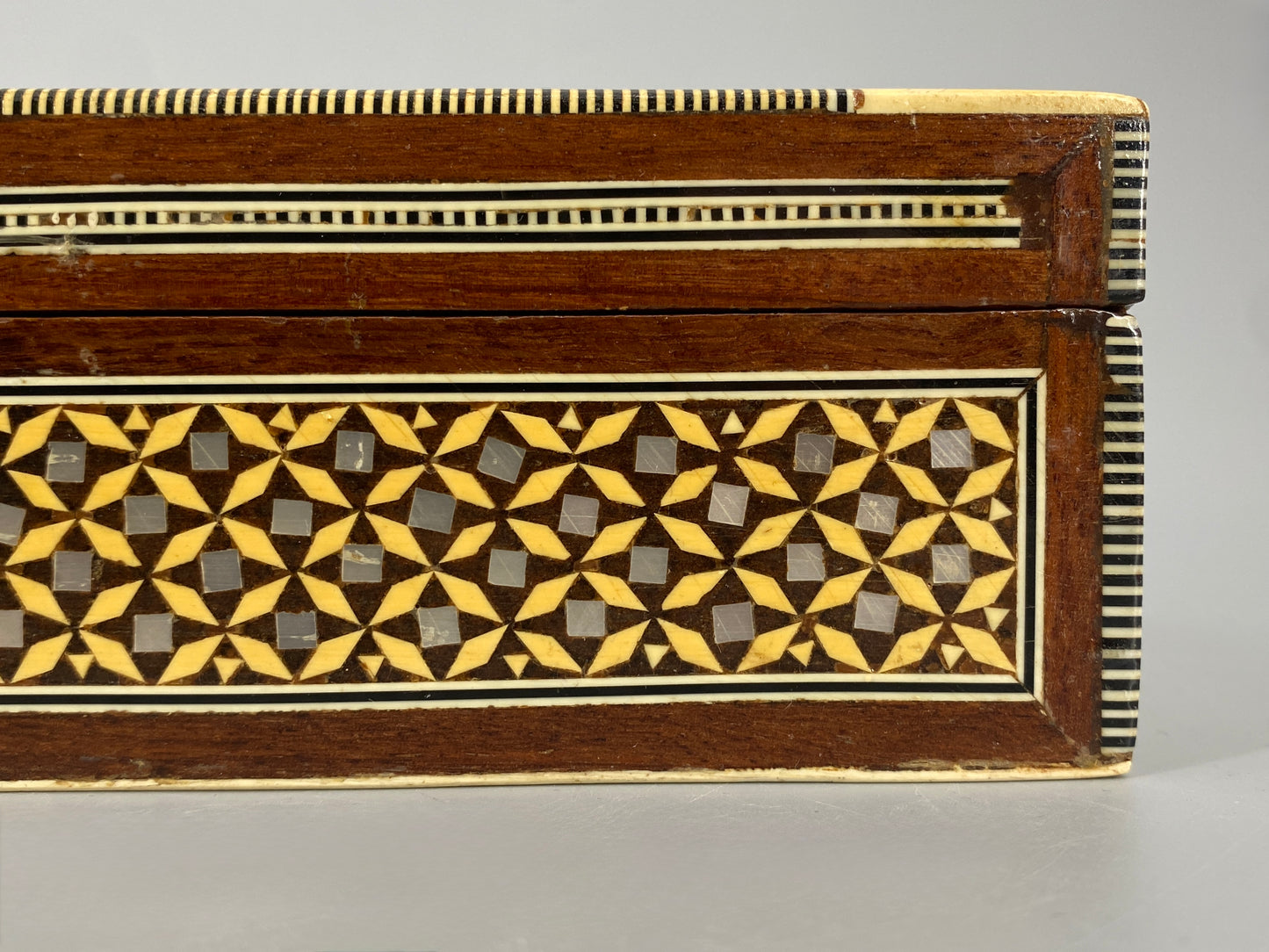 Zigarettenschatulle aus Massivholz mit Einlegearbeit von Perlmutt, Ägypten