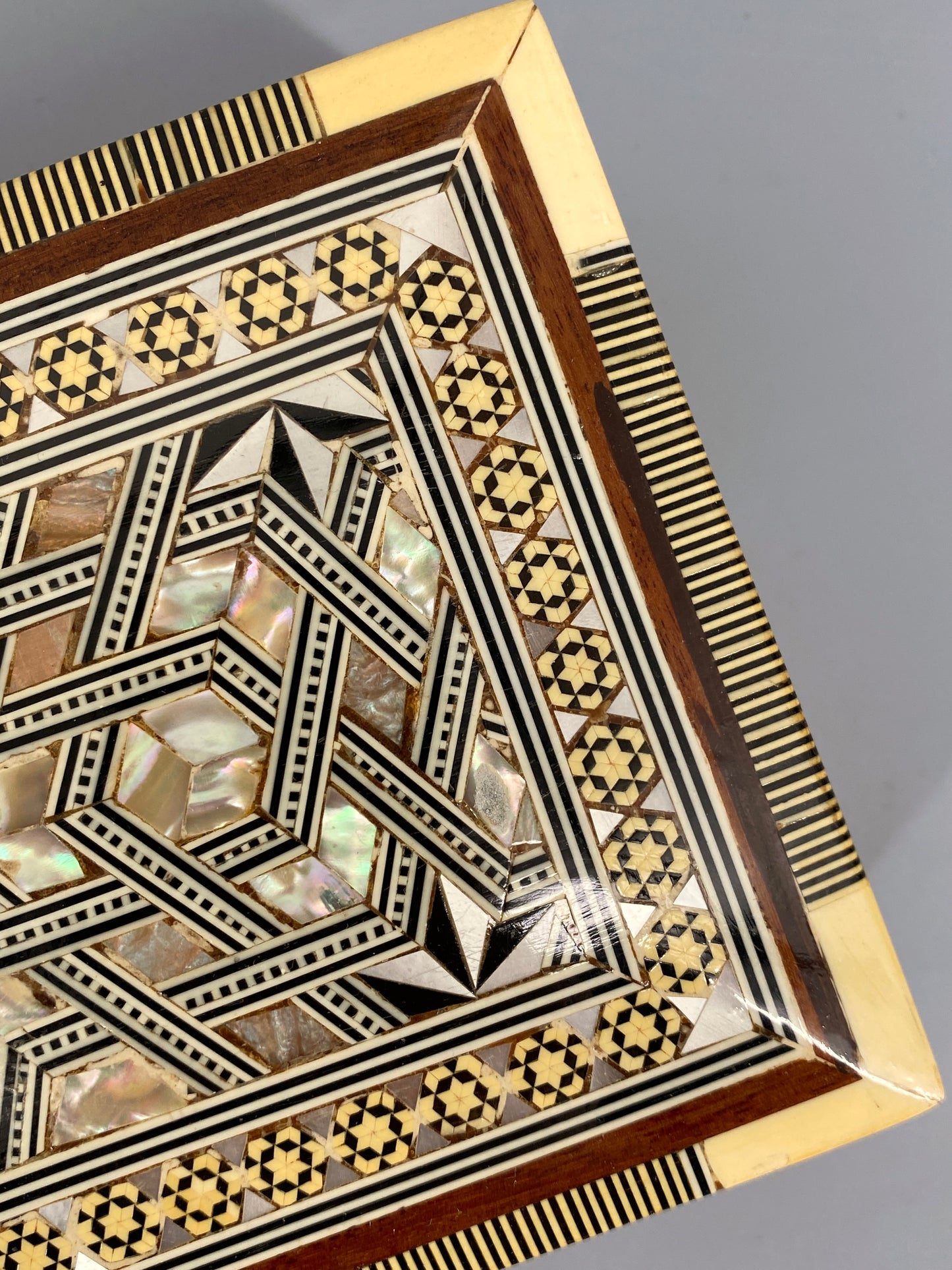 Zigarettenschatulle aus Massivholz mit Einlegearbeit von Perlmutt, Ägypten