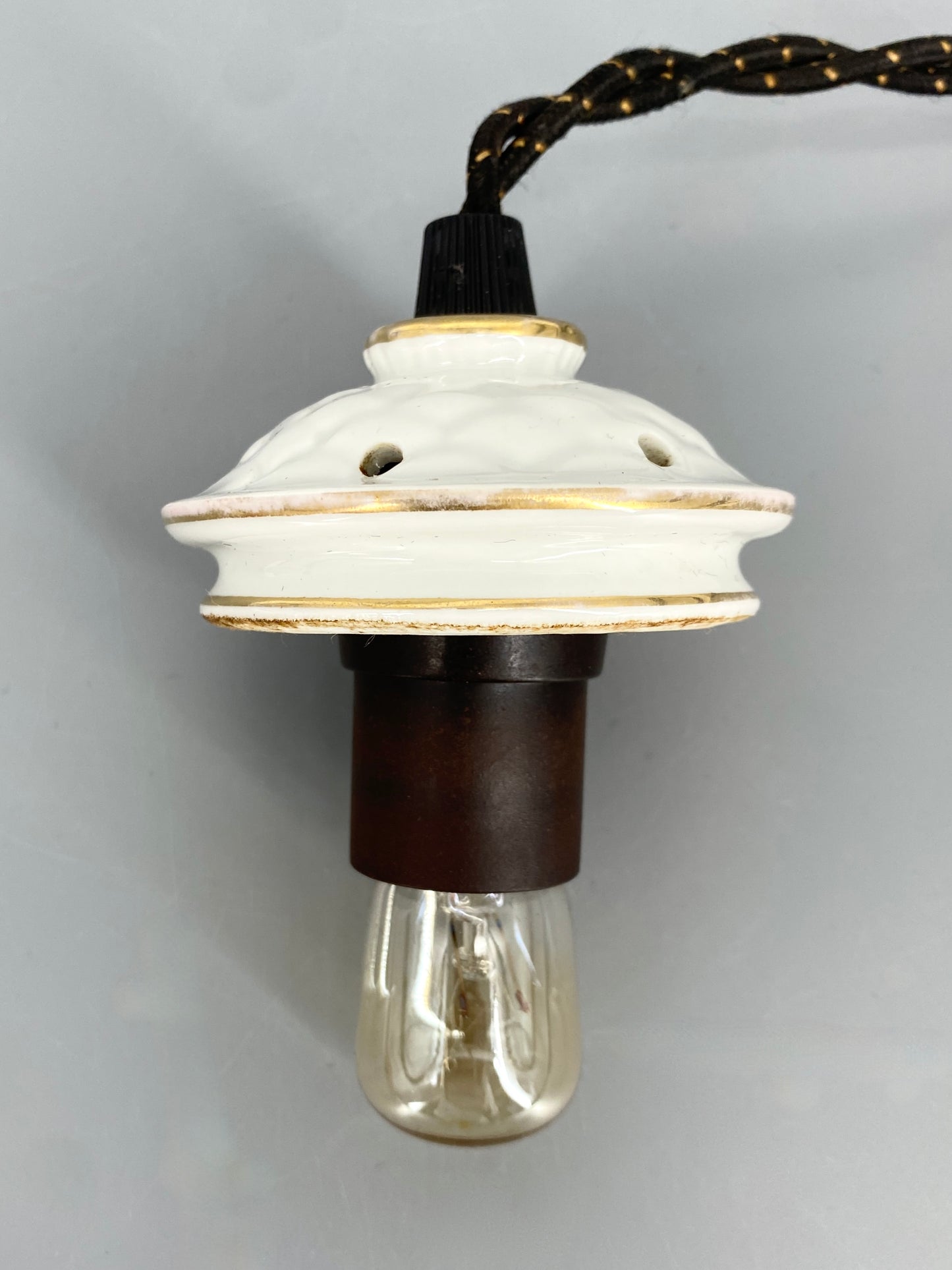 Dekoratives Stimmungslicht, Tischlampe aus Porzellan