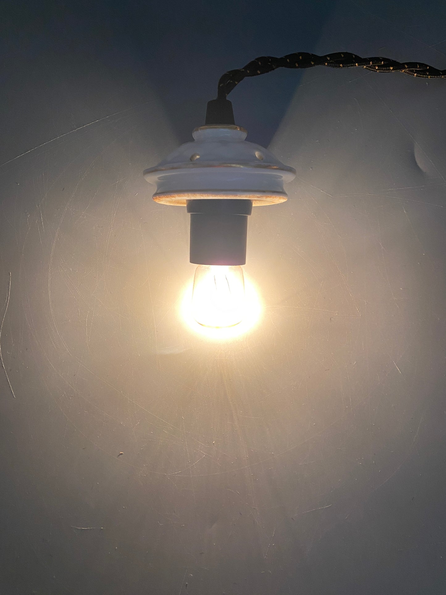 Dekoratives Stimmungslicht, Tischlampe aus Porzellan