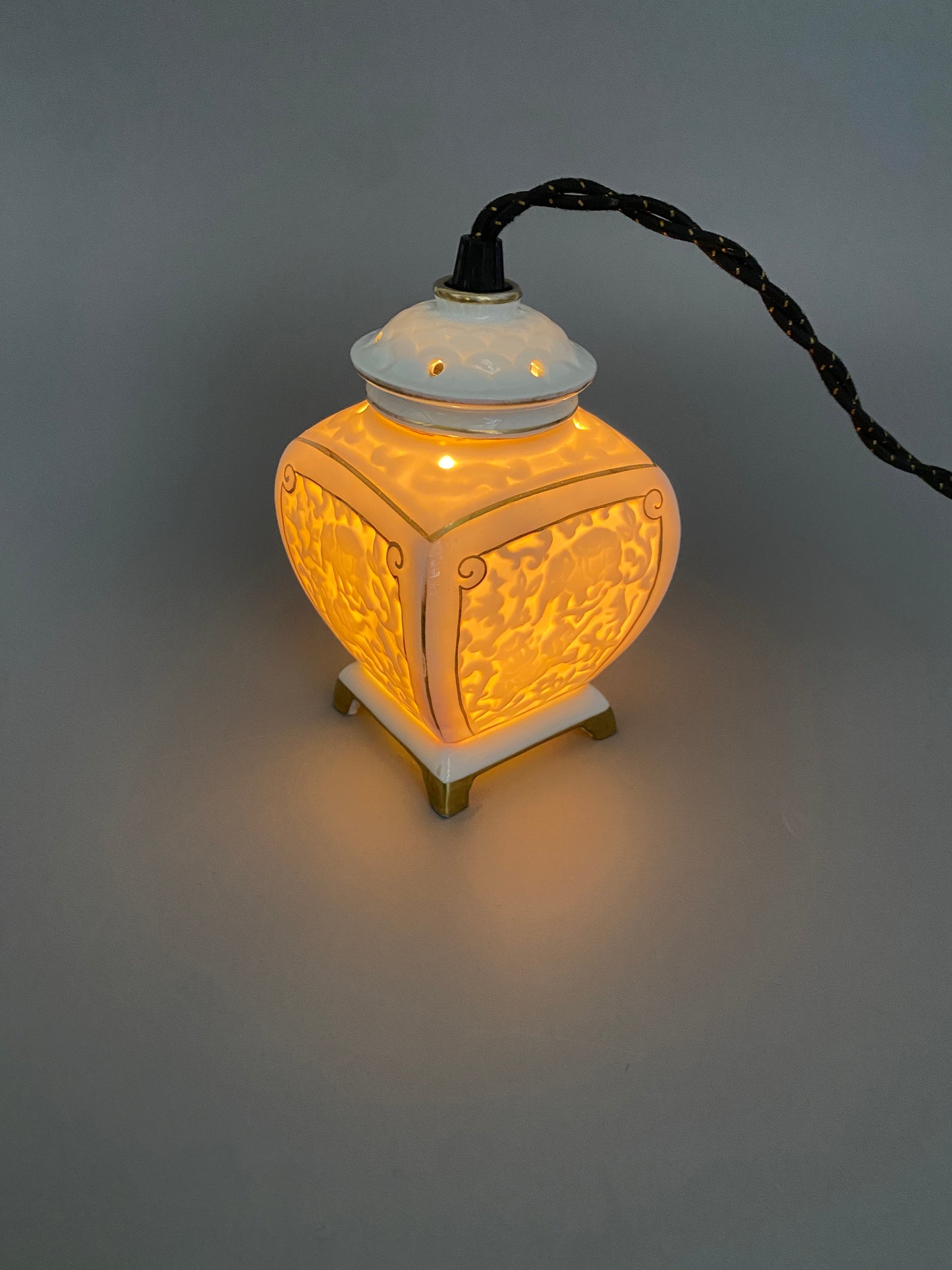 Dekoratives Stimmungslicht, Tischlampe aus Porzellan