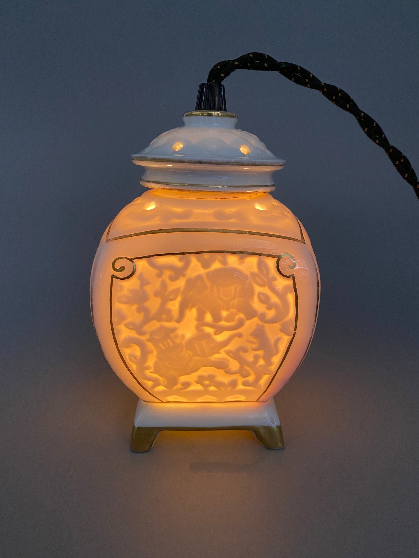 Dekoratives Stimmungslicht, Tischlampe aus Porzellan