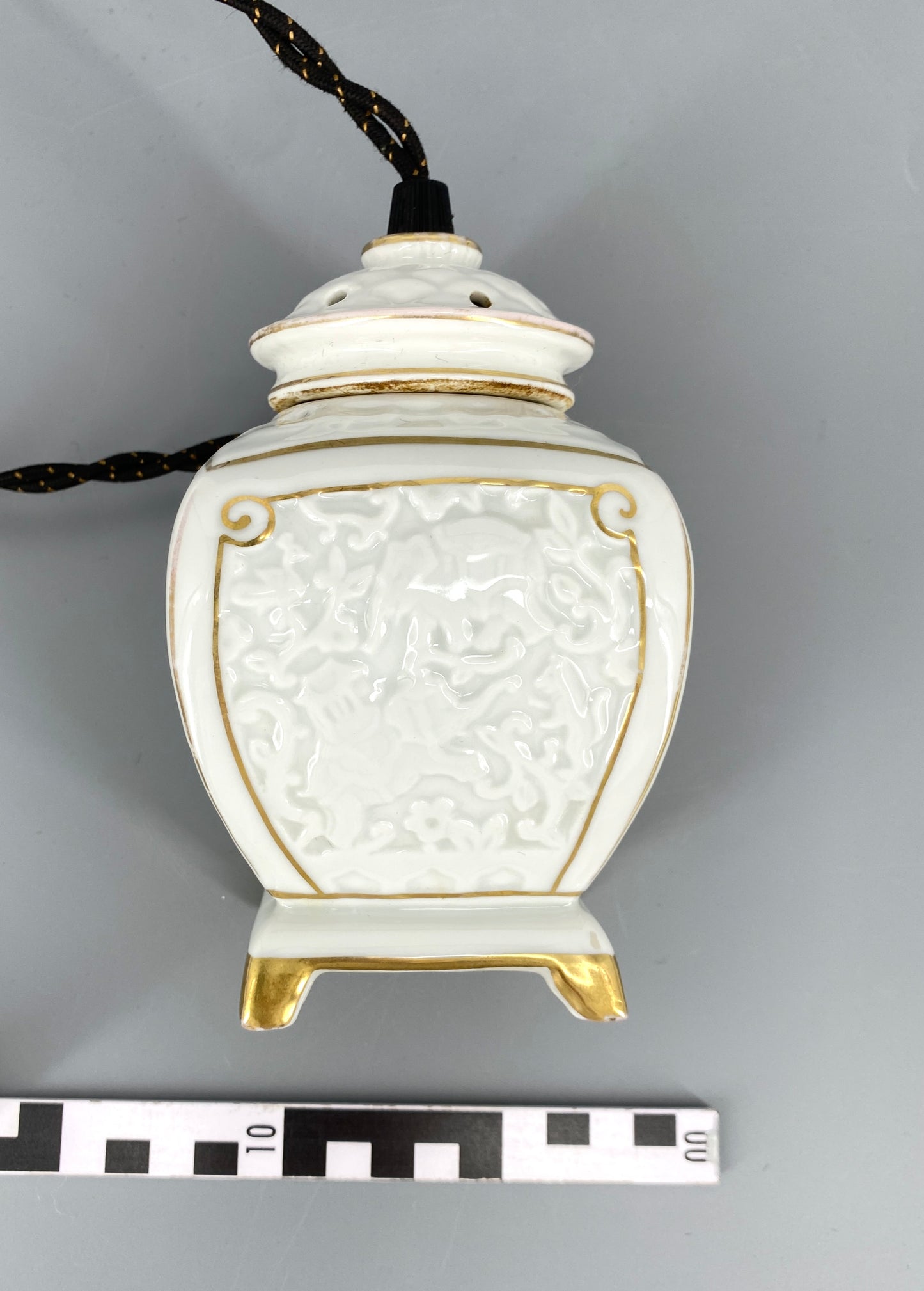 Dekoratives Stimmungslicht, Tischlampe aus Porzellan