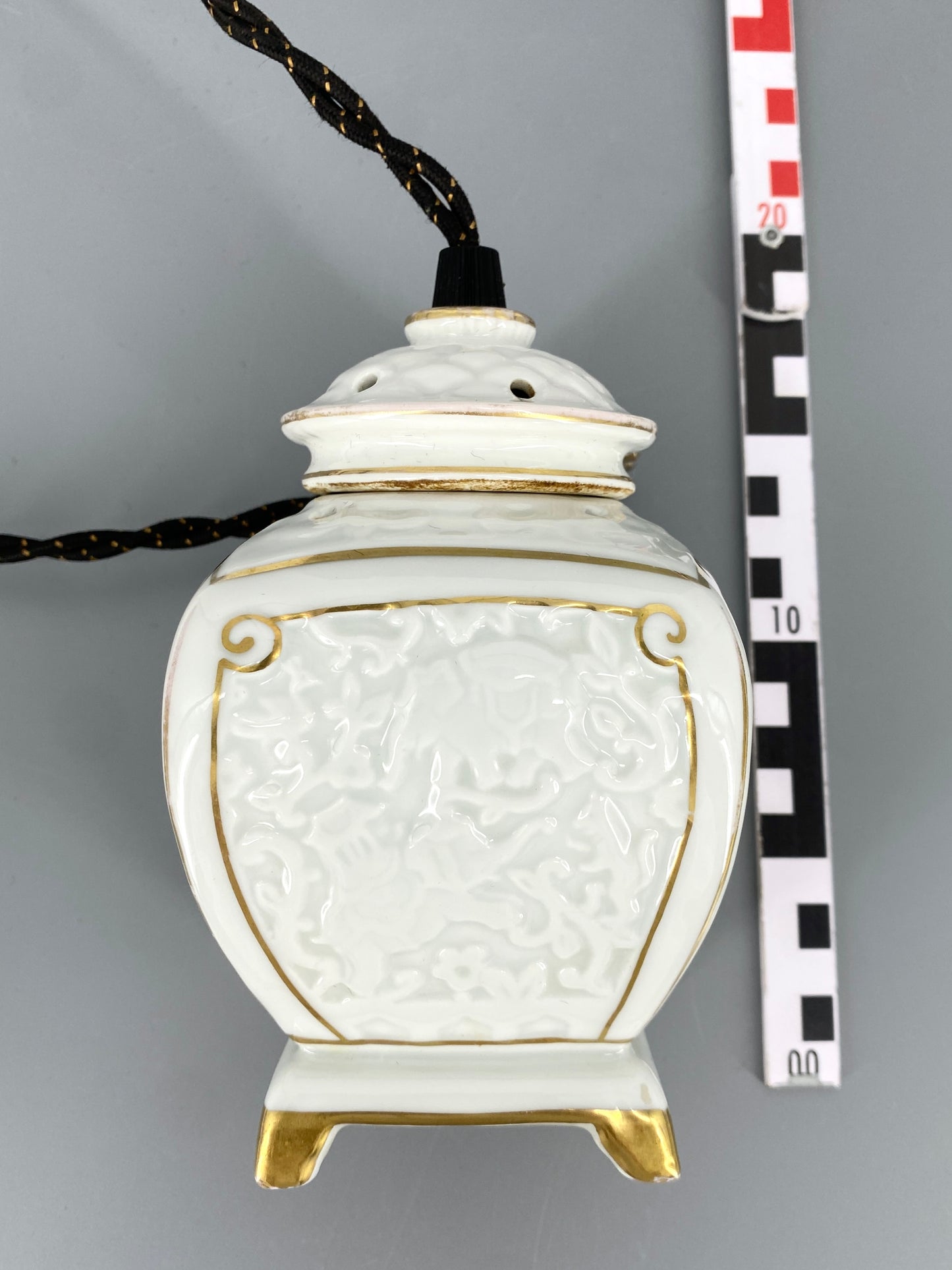 Dekoratives Stimmungslicht, Tischlampe aus Porzellan