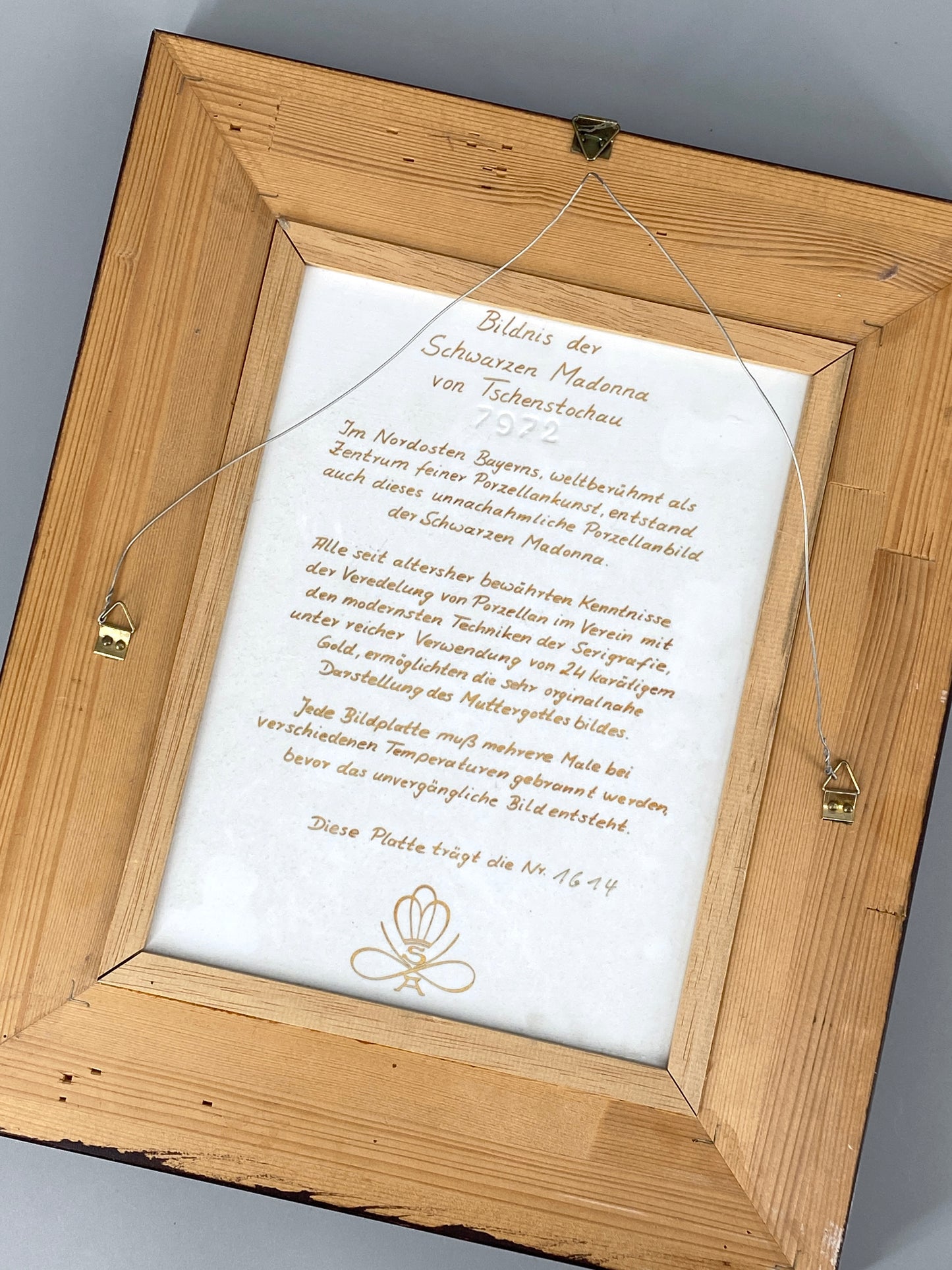 Porzellanbild / Ikone "Bildnis der Schwarzen Madonna von Tschenstochau", Faksimile in Porzellan mit 24 karätigem Gold, gerahmt