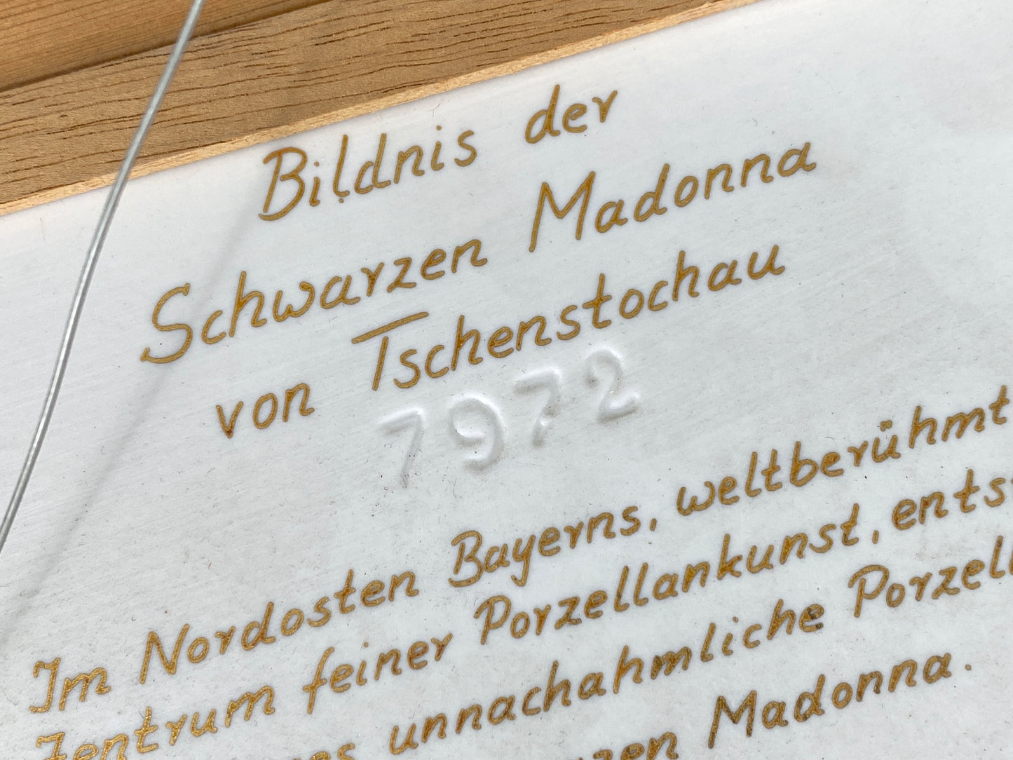 Porzellanbild / Ikone "Bildnis der Schwarzen Madonna von Tschenstochau", Faksimile in Porzellan mit 24 karätigem Gold, gerahmt