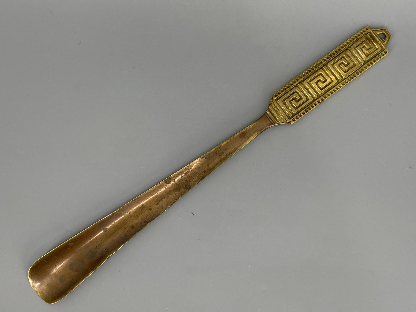 Wunderschöner Schuhlöffel aus Messing mit Mäandermuster