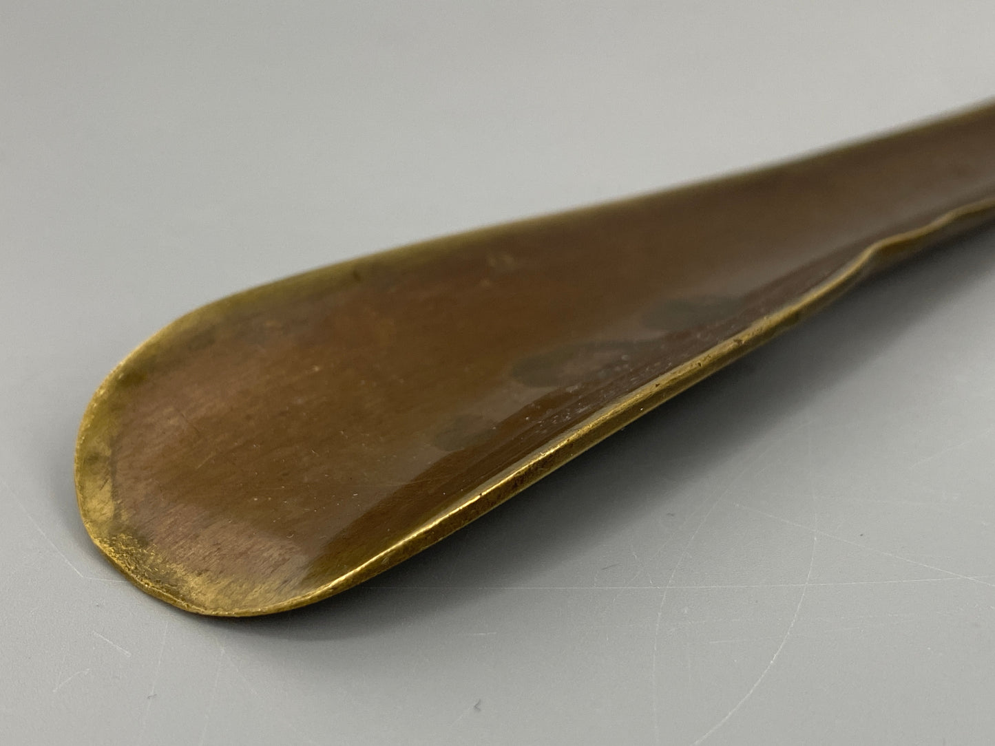 Wunderschöner Schuhlöffel aus Messing mit Mäandermuster