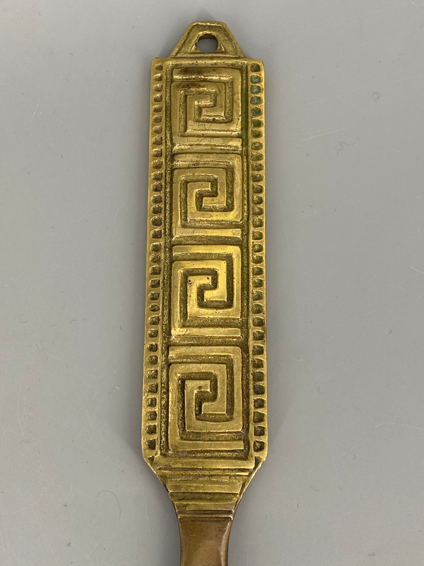 Wunderschöner Schuhlöffel aus Messing mit Mäandermuster