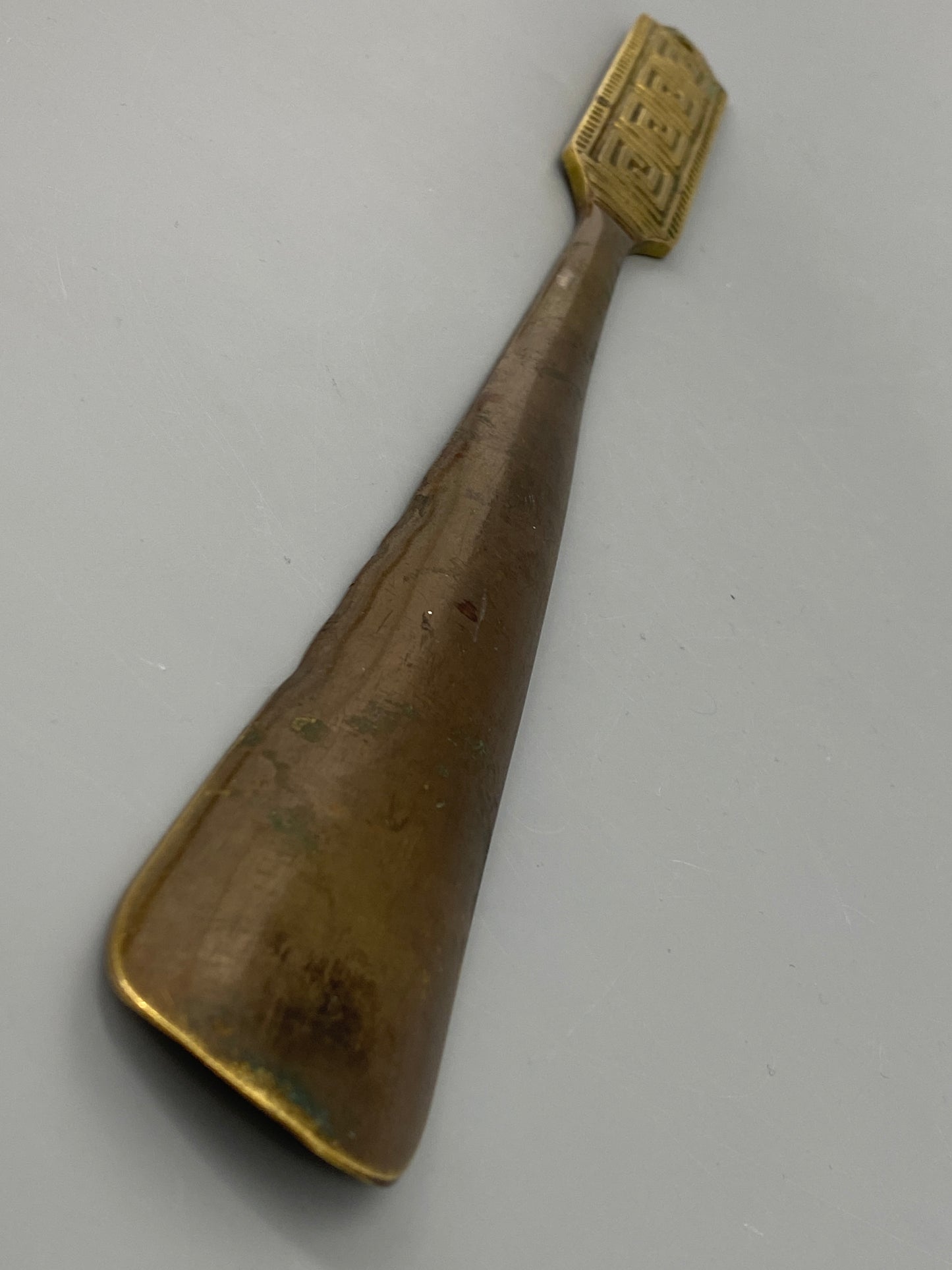 Wunderschöner Schuhlöffel aus Messing mit Mäandermuster