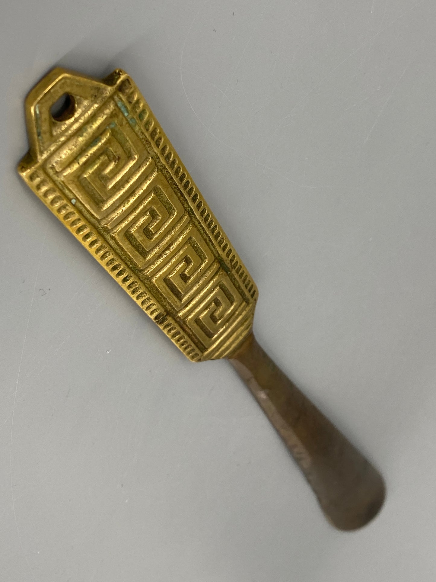 Wunderschöner Schuhlöffel aus Messing mit Mäandermuster