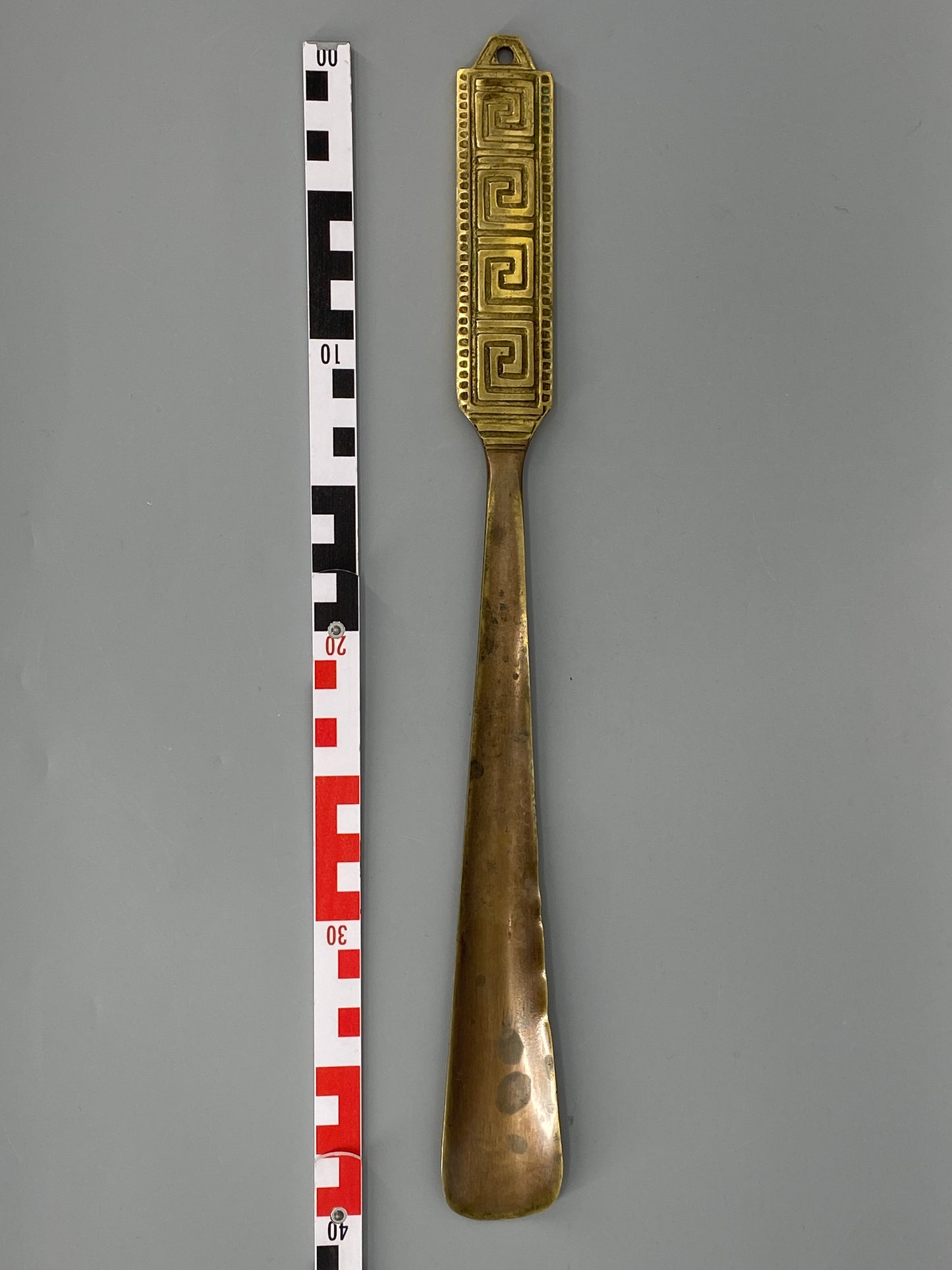 Wunderschöner Schuhlöffel aus Messing mit Mäandermuster