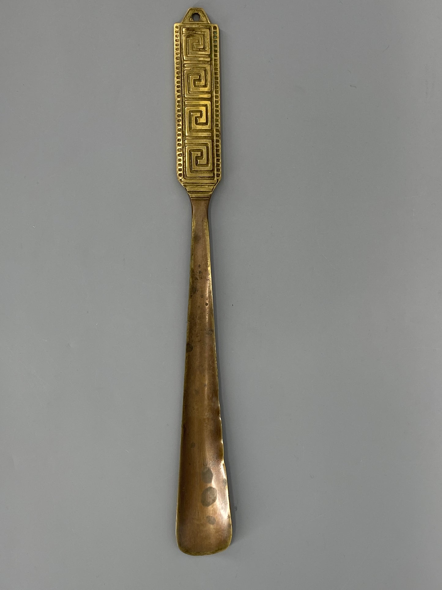 Wunderschöner Schuhlöffel aus Messing mit Mäandermuster