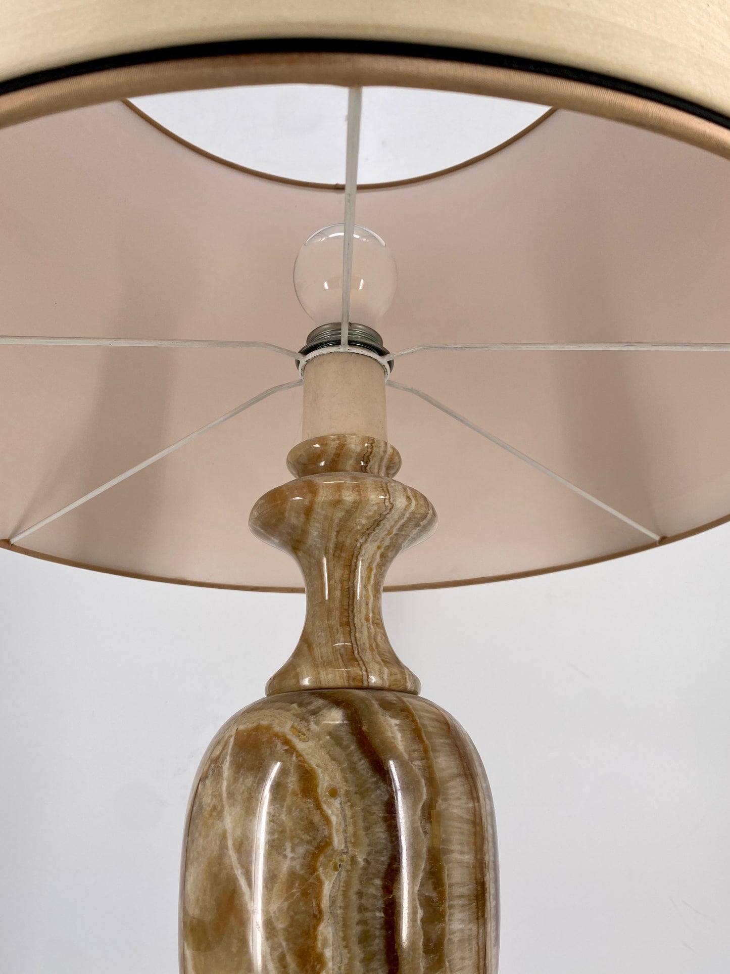 2 Stehlampen aus Onyx-Marmor, 1970er Jahre