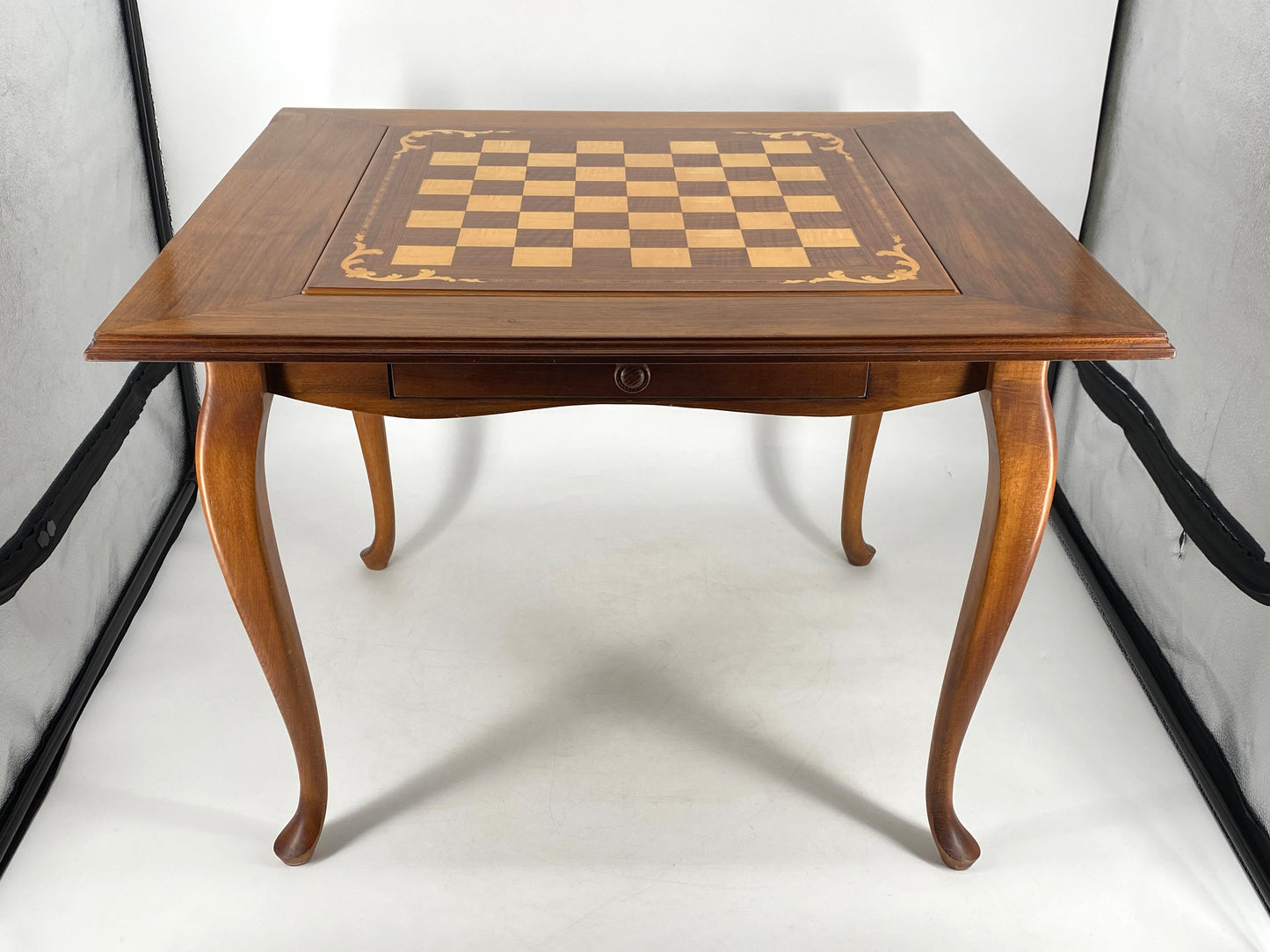 Spieltisch / Schachtisch aus Massivholz im Louis XV-Stil mit herausnehmbarem Intarsie-Spielbrett und geschnitzten Schachfiguren