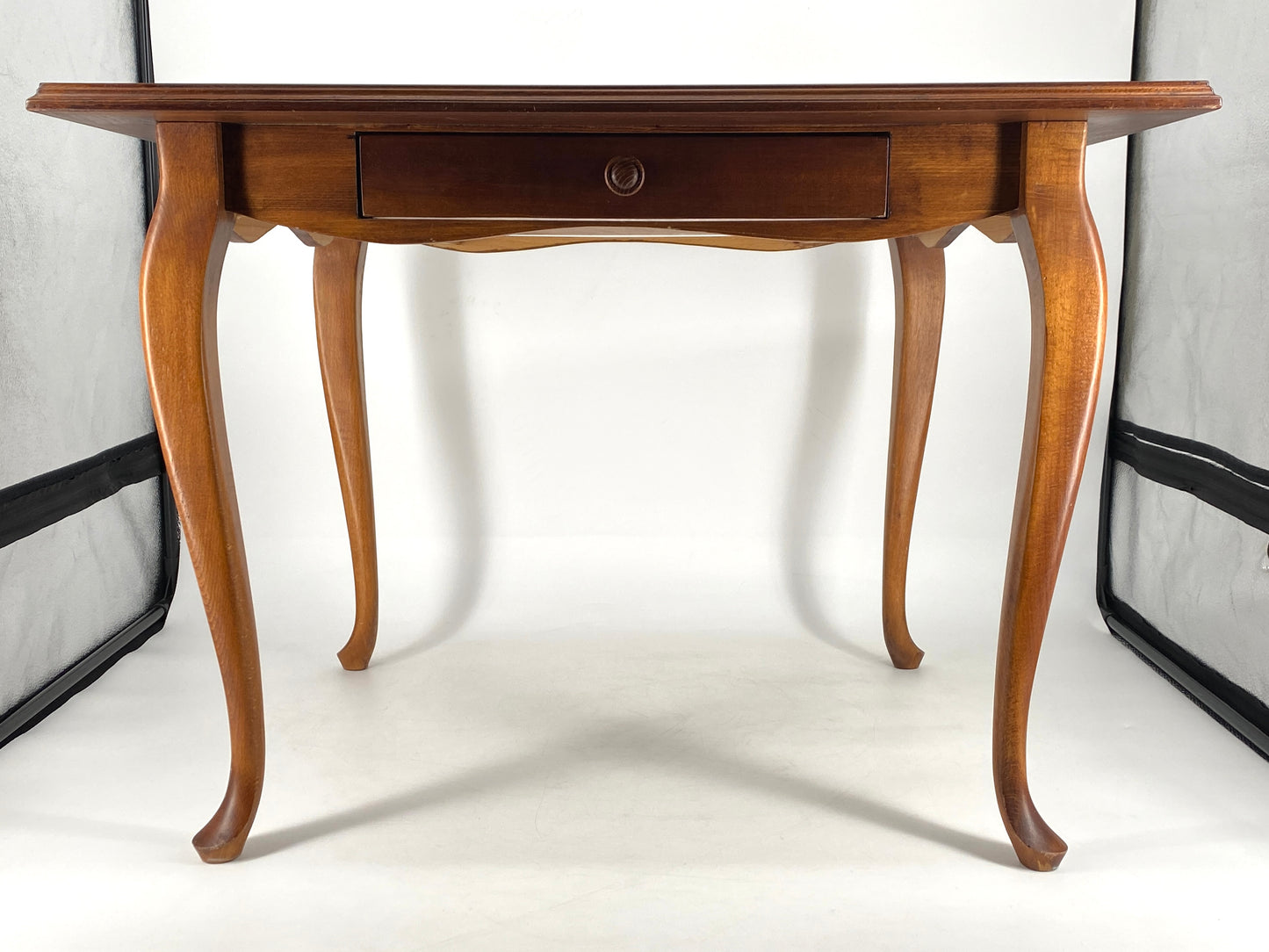 Spieltisch / Schachtisch aus Massivholz im Louis XV-Stil mit herausnehmbarem Intarsie-Spielbrett und geschnitzten Schachfiguren