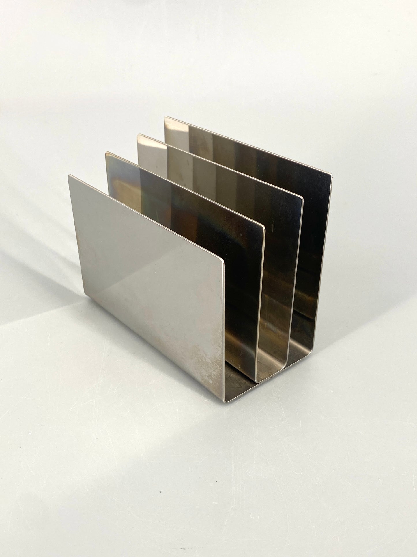 Zeitlose Briefablage von Emform aus Edelstahl