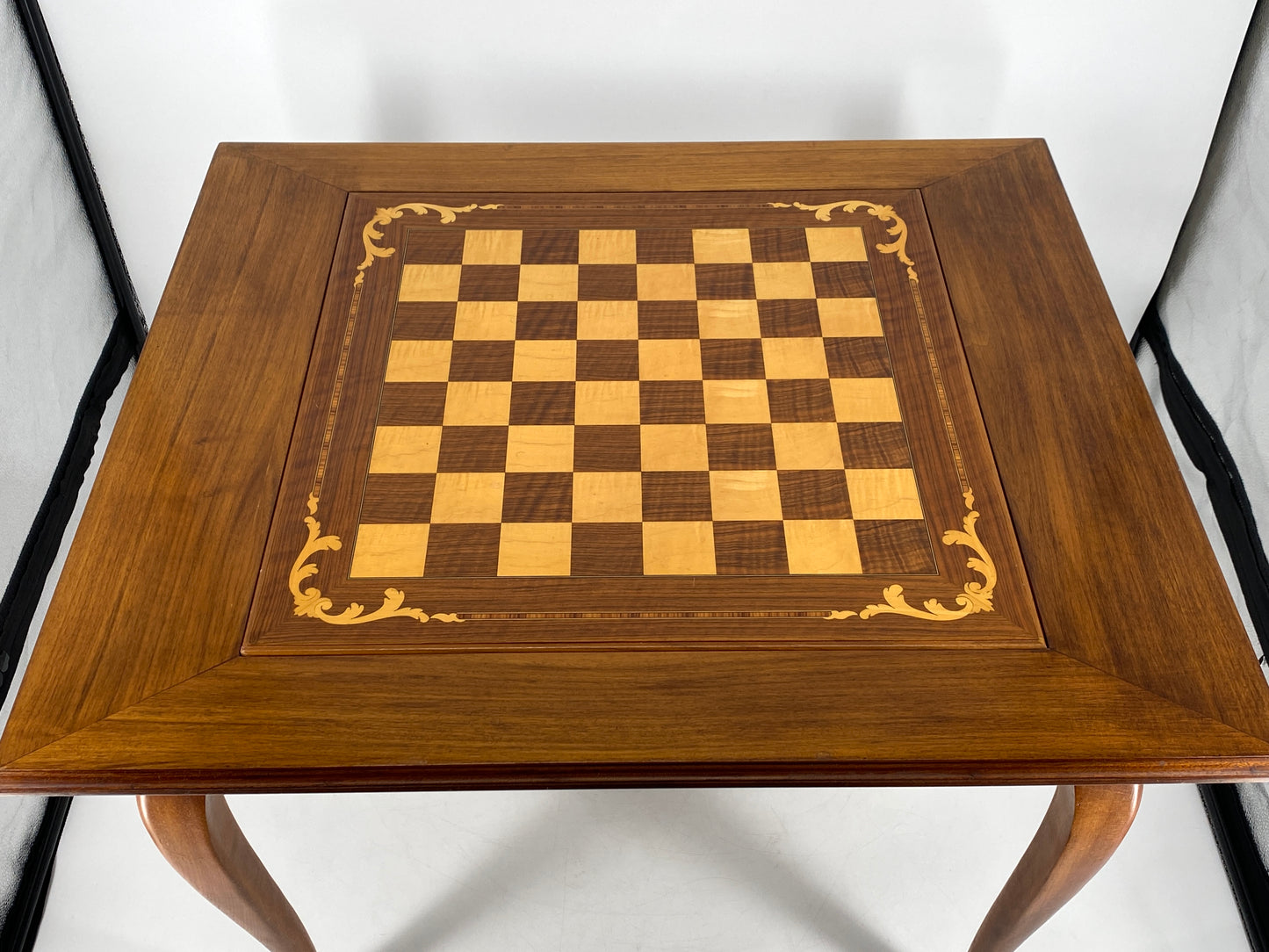 Spieltisch / Schachtisch aus Massivholz im Louis XV-Stil mit herausnehmbarem Intarsie-Spielbrett und geschnitzten Schachfiguren