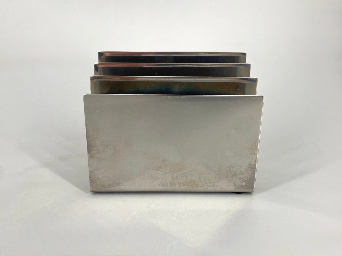 Zeitlose Briefablage von Emform aus Edelstahl